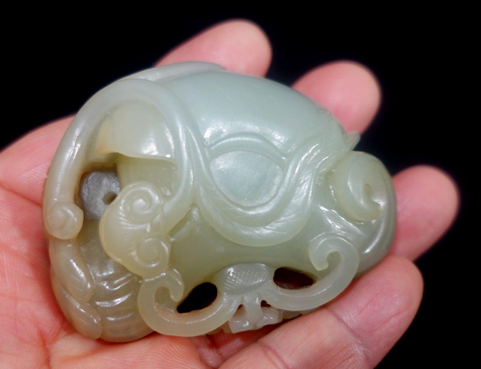 Antike chinesische geschnitzte Hetain-Leuchte Celadon/Weiße Jade, 19. Jahrhundert im Angebot 3