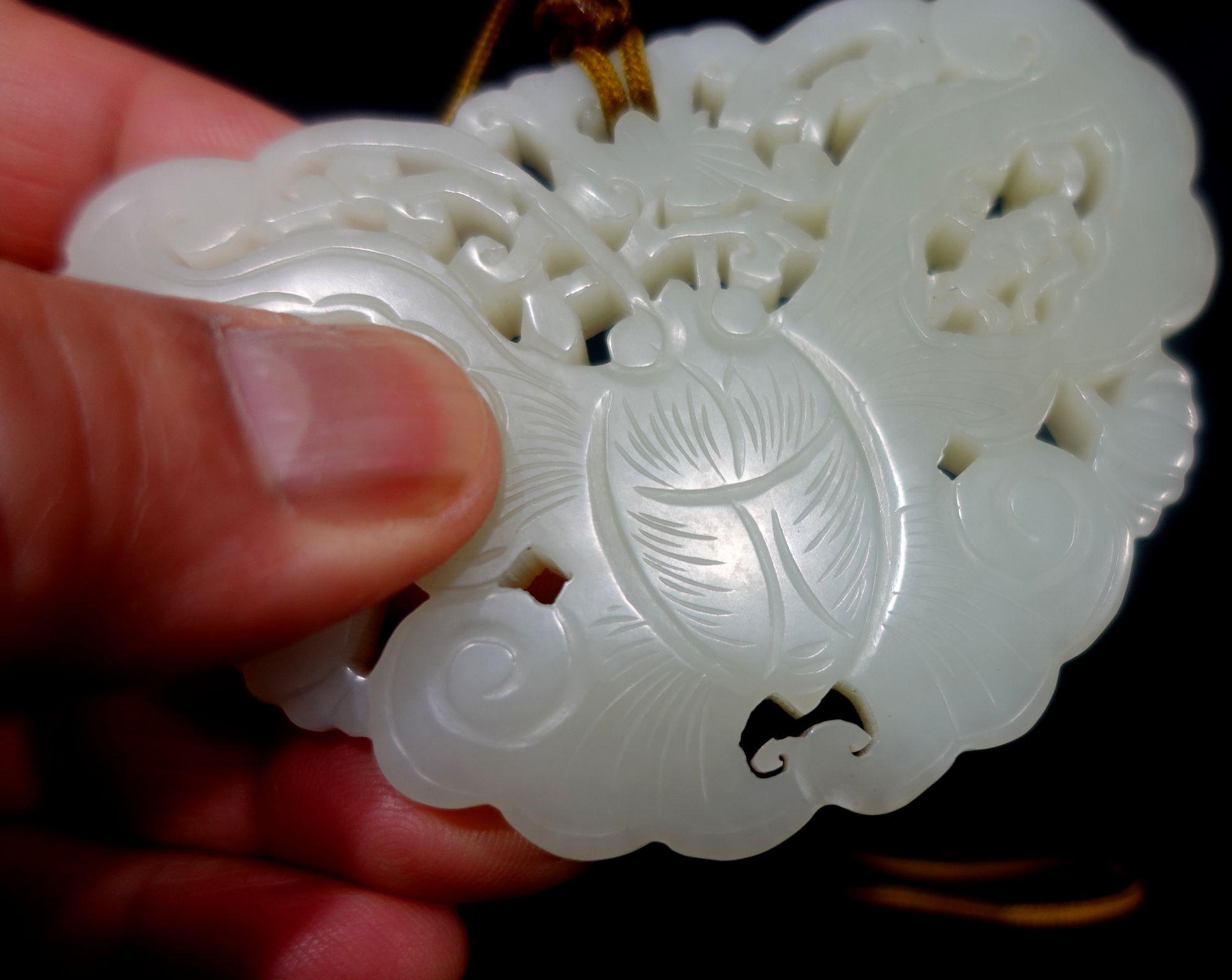 Antiker chinesischer geschnitzter Hetain-Anhänger aus weißer Jade, 19. Jahrhundert (Chinesisch) im Angebot