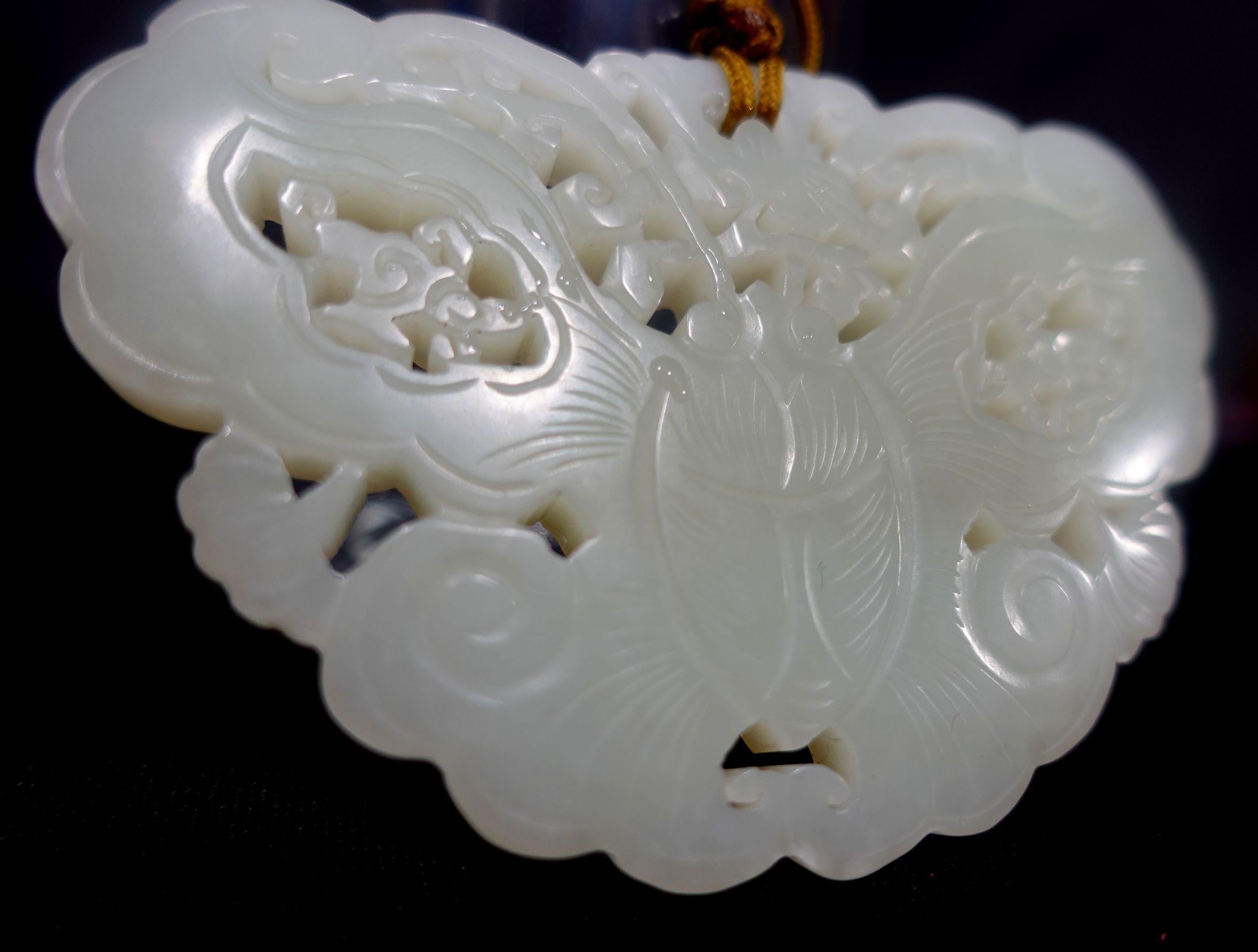 Antiker chinesischer geschnitzter Hetain-Anhänger aus weißer Jade, 19. Jahrhundert im Angebot 1
