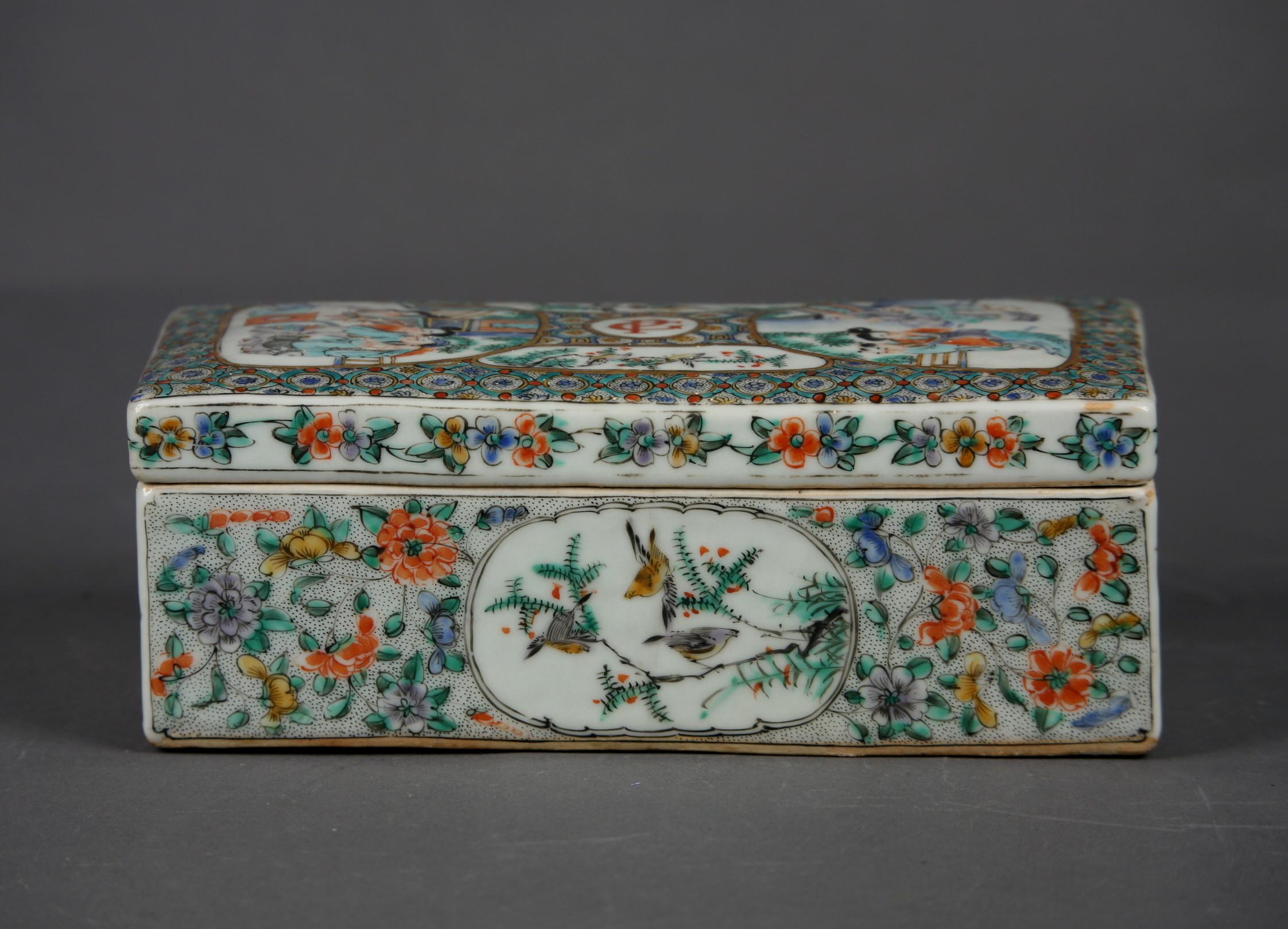 A truly fine hand-painted porcelain box with a monogram of family characters. 1820's.

  