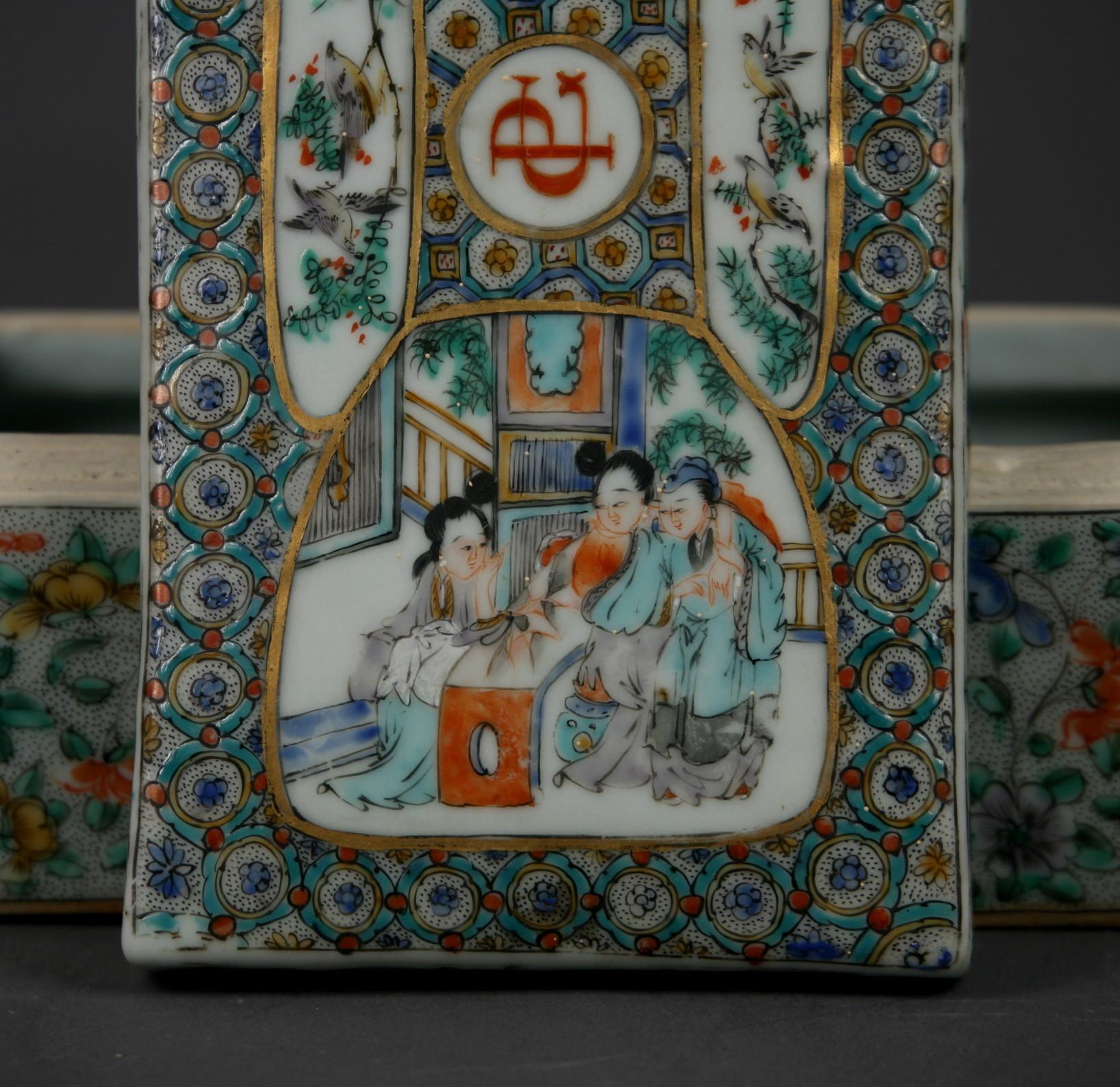 Antike chinesische Famille-Rose-Porzellanschachtel mitihtem Monogramm, 1820 (Chinesisch) im Angebot
