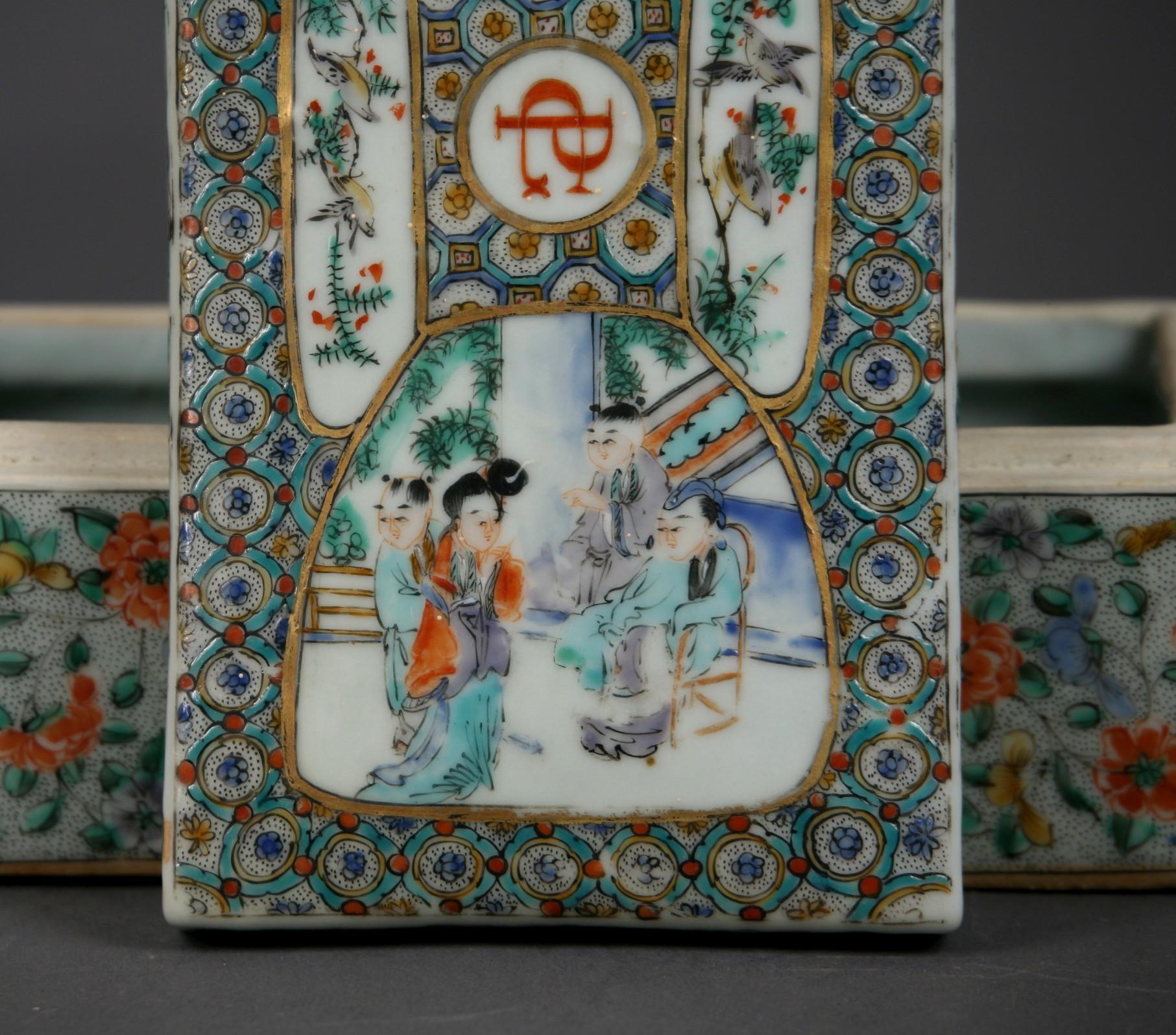 Antike chinesische Famille-Rose-Porzellanschachtel mitihtem Monogramm, 1820 im Zustand „Gut“ im Angebot in Norton, MA