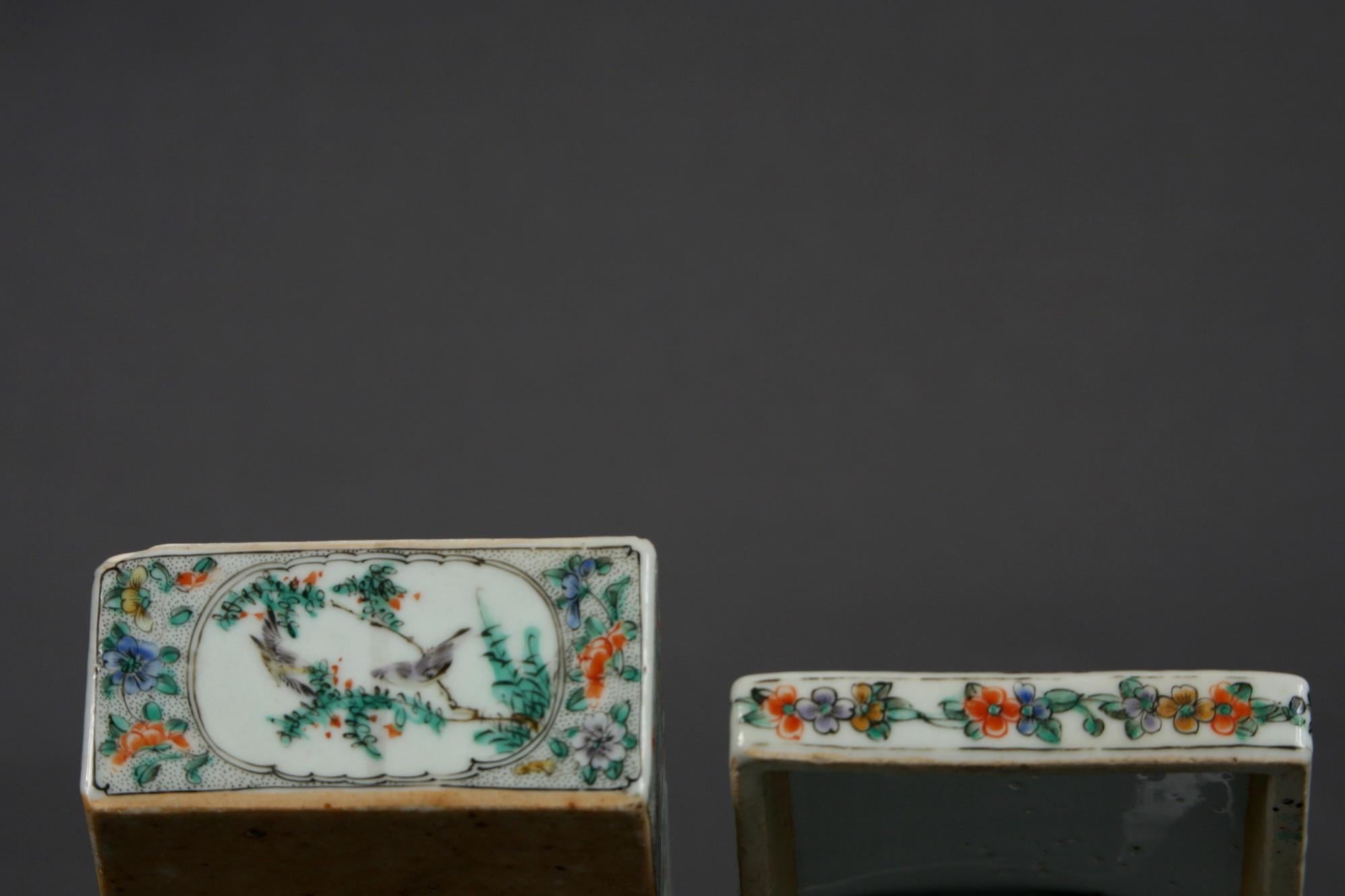 Antike chinesische Famille-Rose-Porzellanschachtel mitihtem Monogramm, 1820 im Angebot 1
