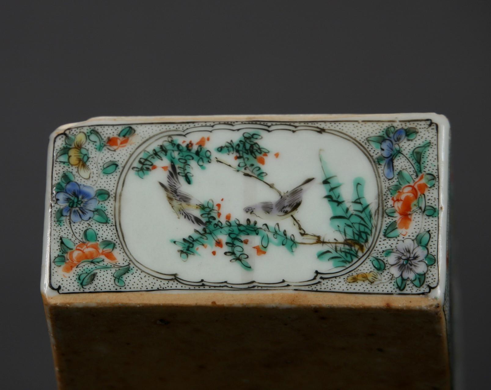 Antike chinesische Famille-Rose-Porzellanschachtel mitihtem Monogramm, 1820 im Angebot 2