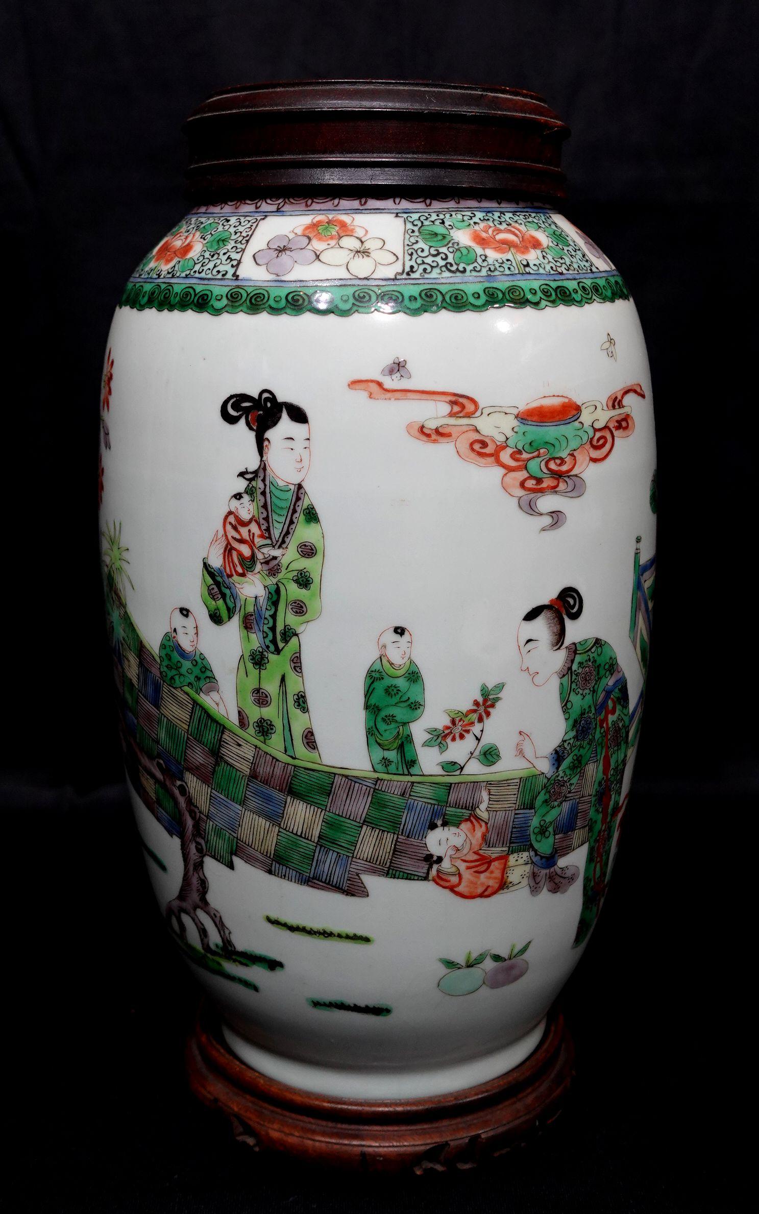 Vase in Famille verte. China. 19. Jahrhundert. Dekoration von Frauen und Kindern. Gekürzt. Inklusive Holzdeckel und Ständer.
7