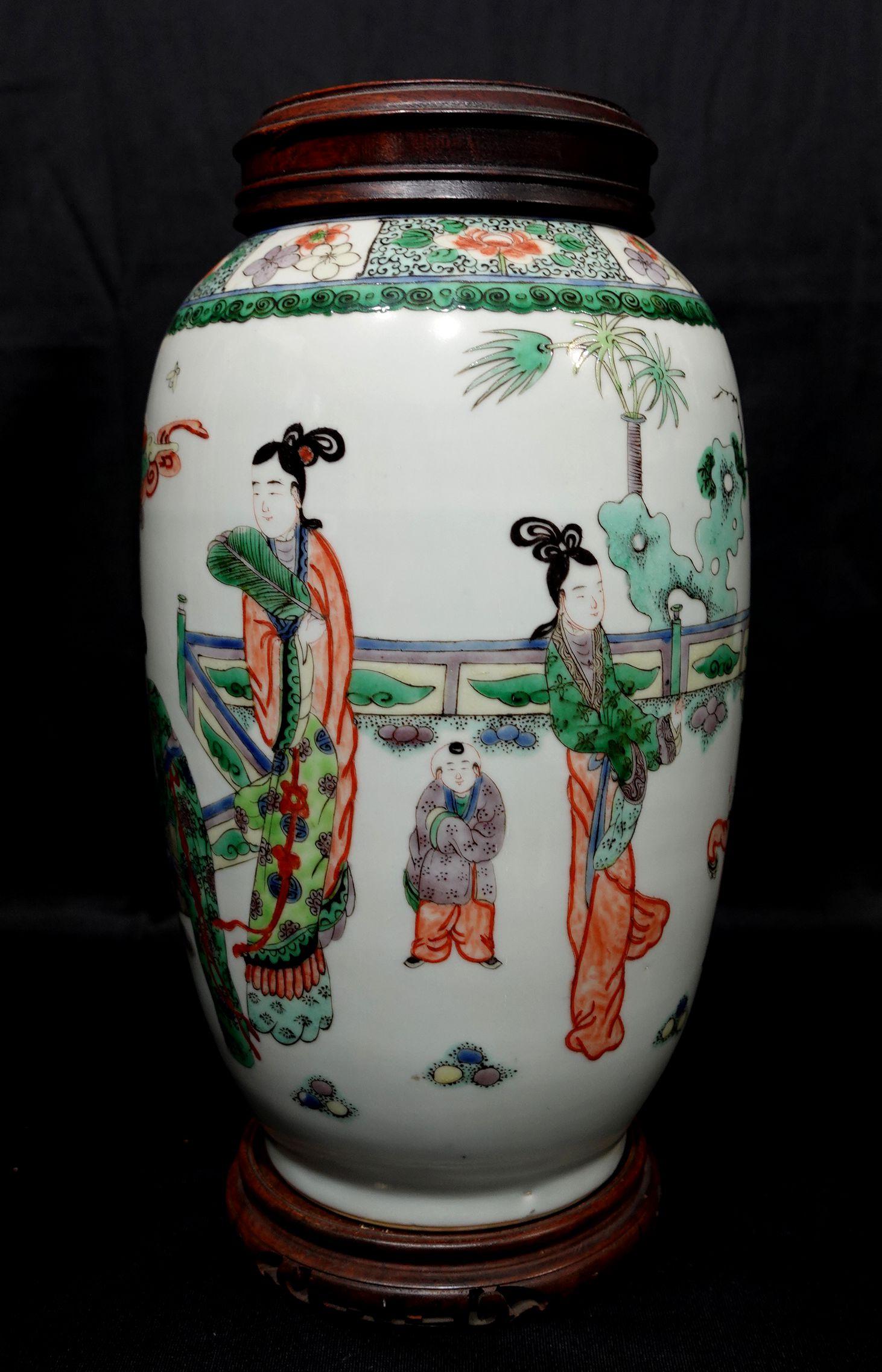 Antique A Chinese Famille Verte Vase 19th Century For Sale 3
