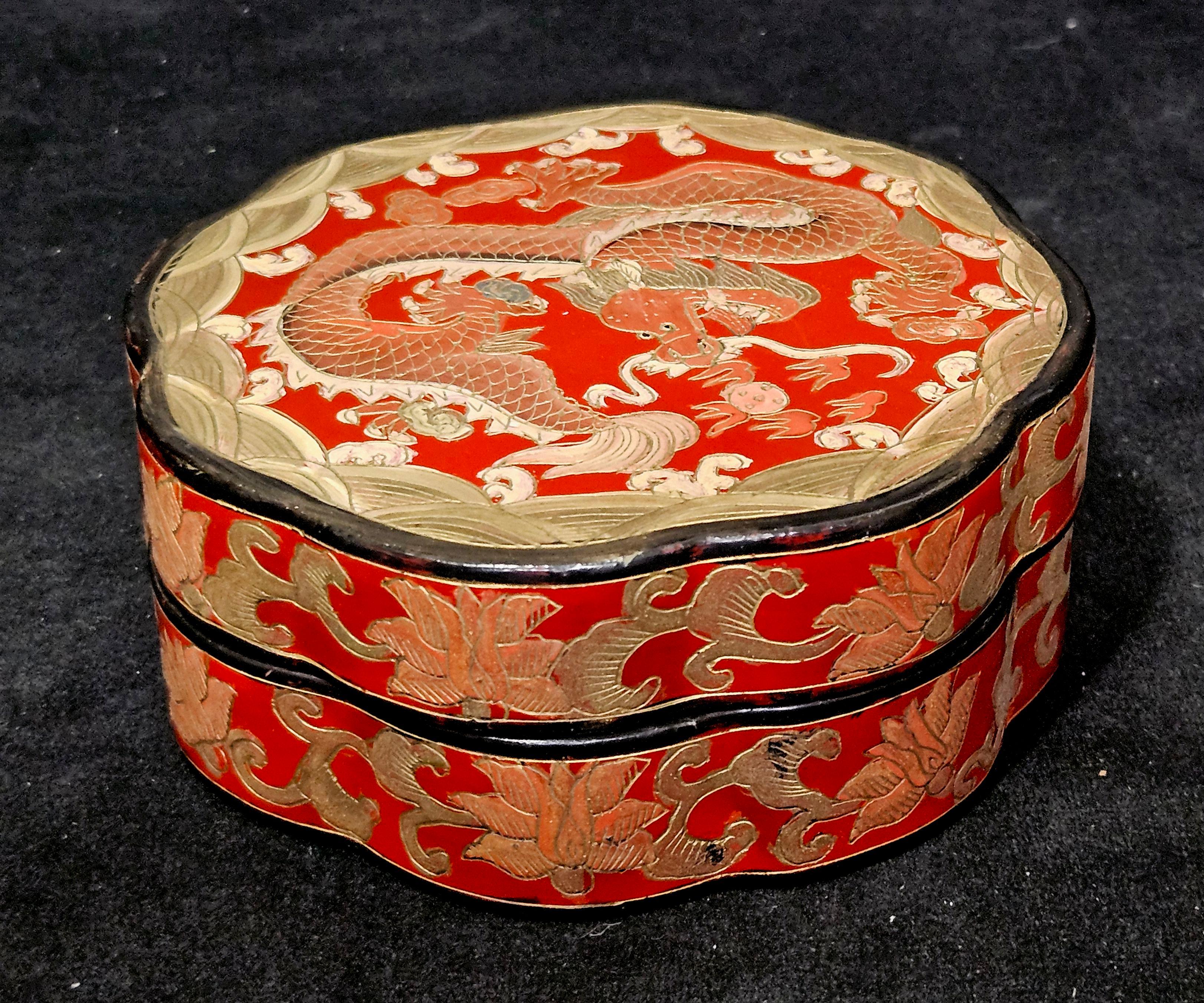 20th Century Antique A Chinese Gilt Lacquered Box with Floral Shape For Sale