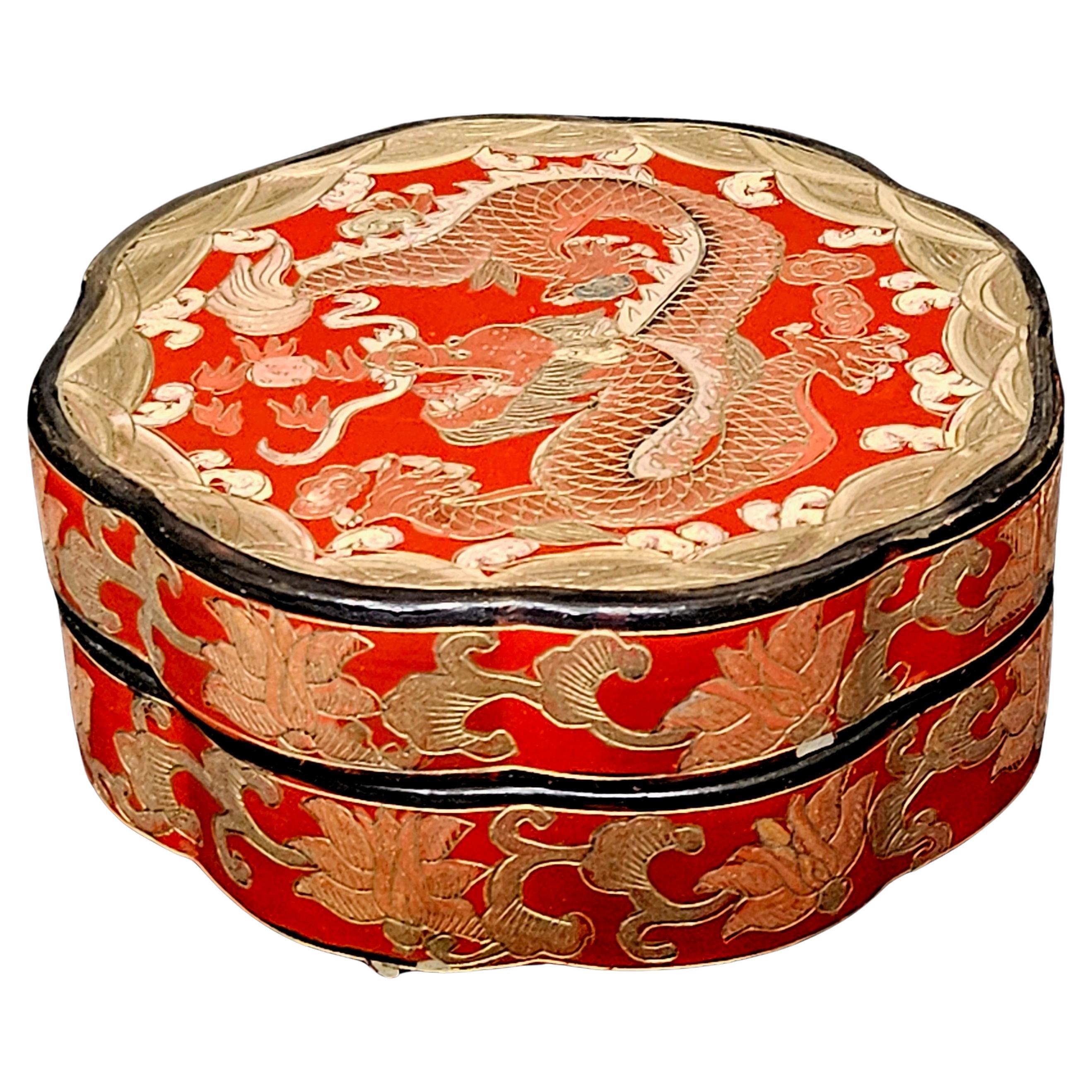 Caja china antigua lacada en dorado con forma floral
