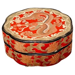 Caja china antigua lacada en dorado con forma floral