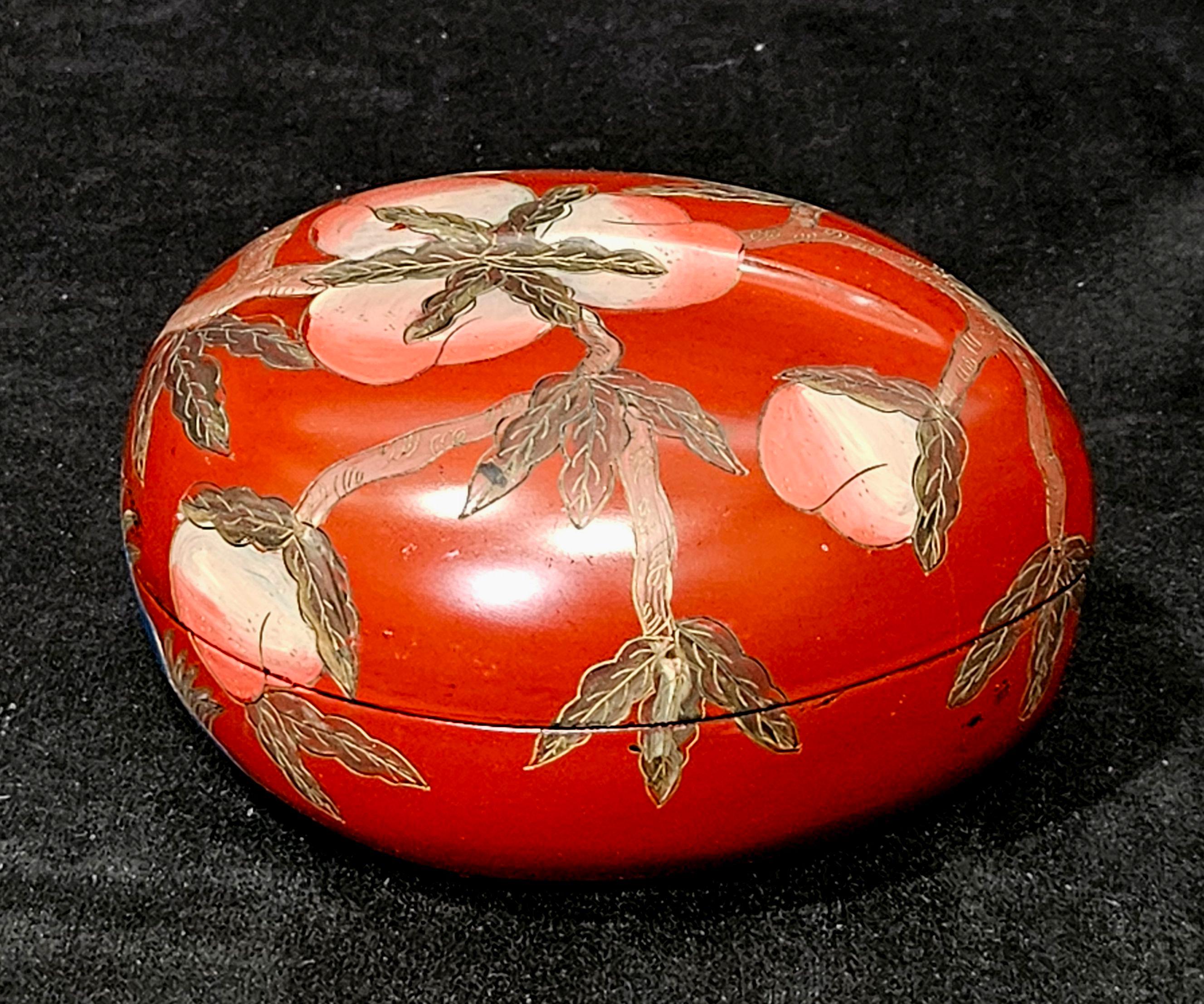 Antiguo Una caja china tallada y lacada en dorado con forma de melocotón, que representa muchos melocotones, hojas y ramas por todas partes.
