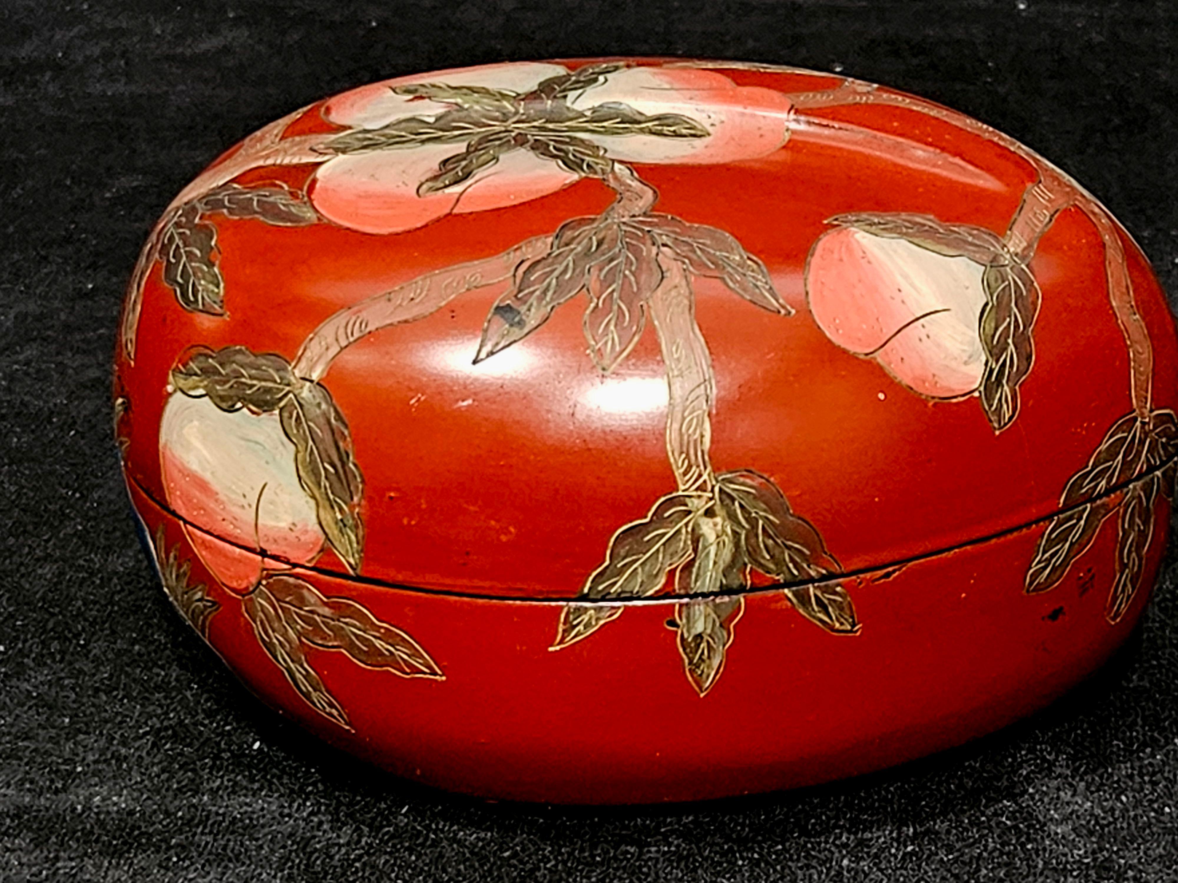 Antigua caja china lacada dorada con forma de melocotón Hecho a mano en venta