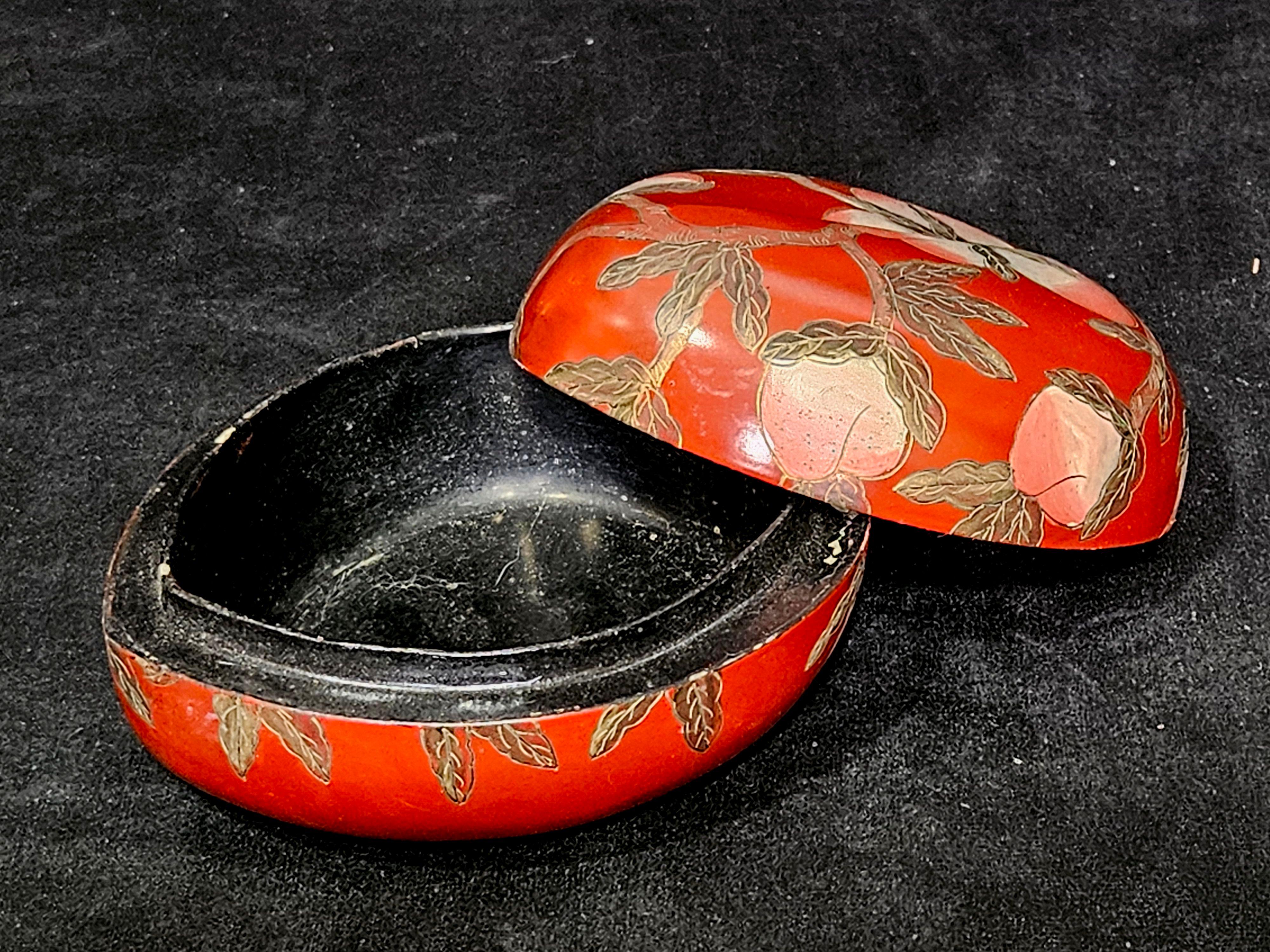 Antigua caja china lacada dorada con forma de melocotón en venta 2