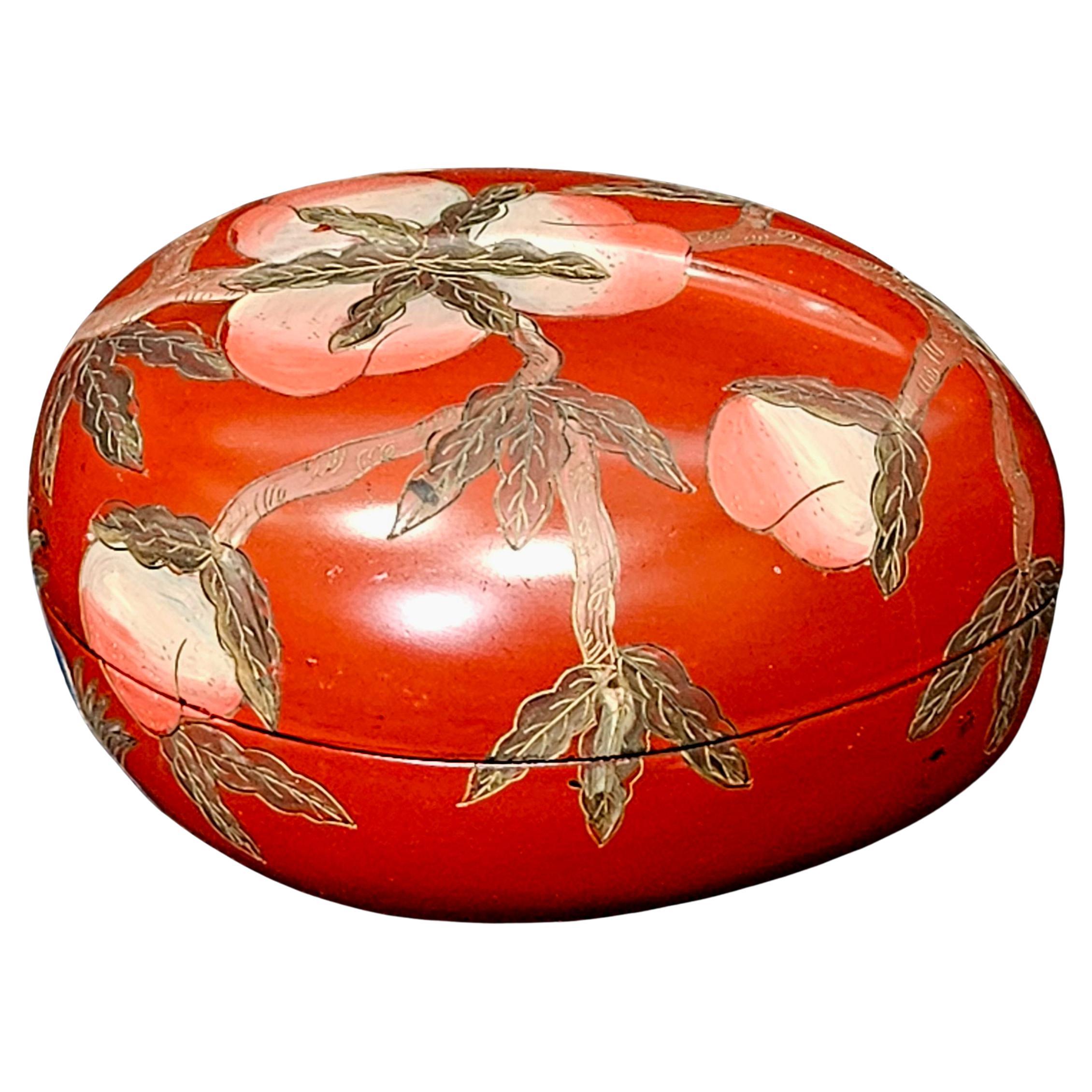 Antigua caja china lacada dorada con forma de melocotón en venta