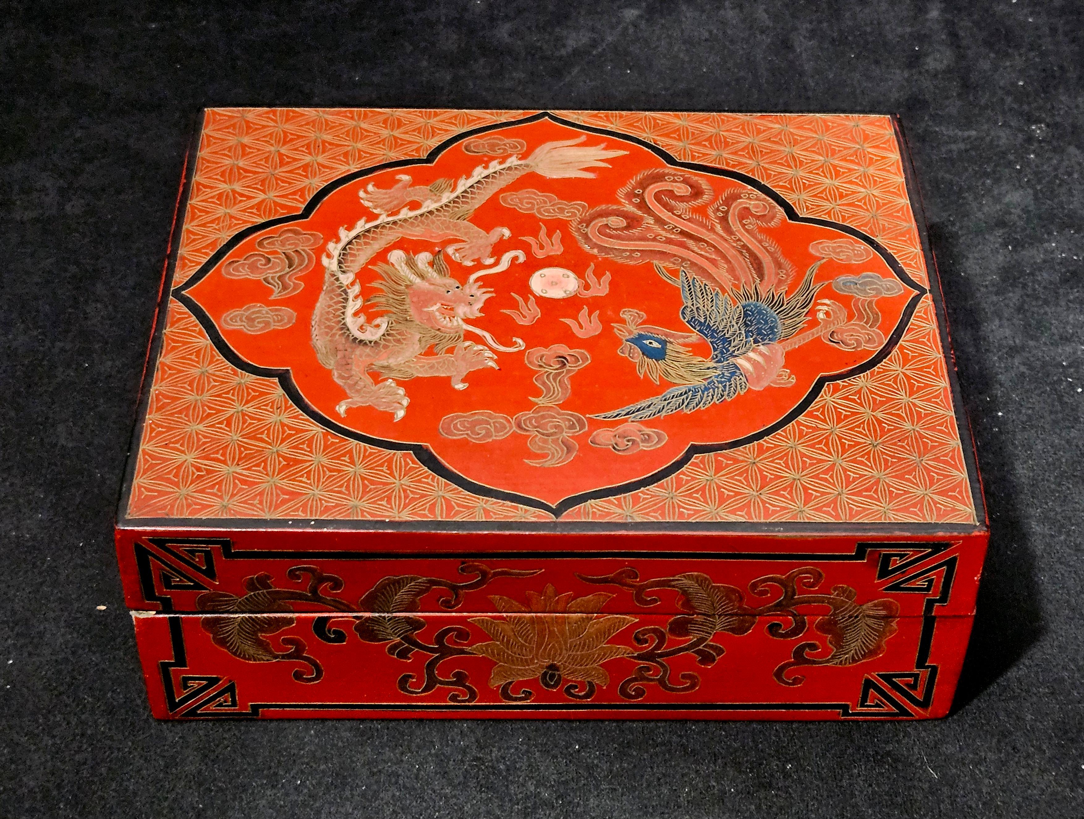 Antiguo Una caja china tallada y lacada en dorado que representa un dragón y un fénix, con motivos tallados por todas partes.
Se perdieron pequeños colores de laca en la esquina, por favor, mira las fotos.

