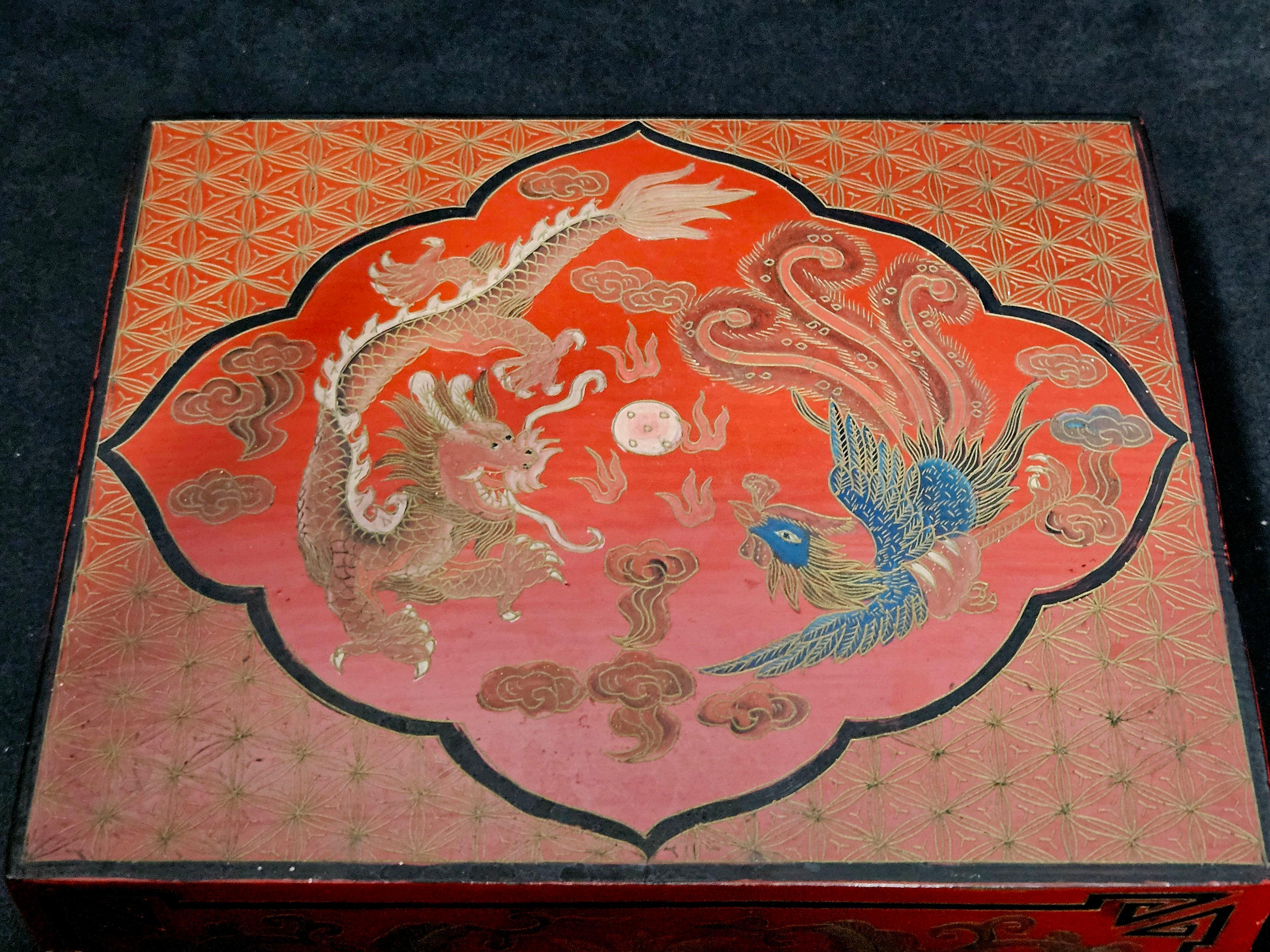 Antigua caja china dorada lacada Chino en venta