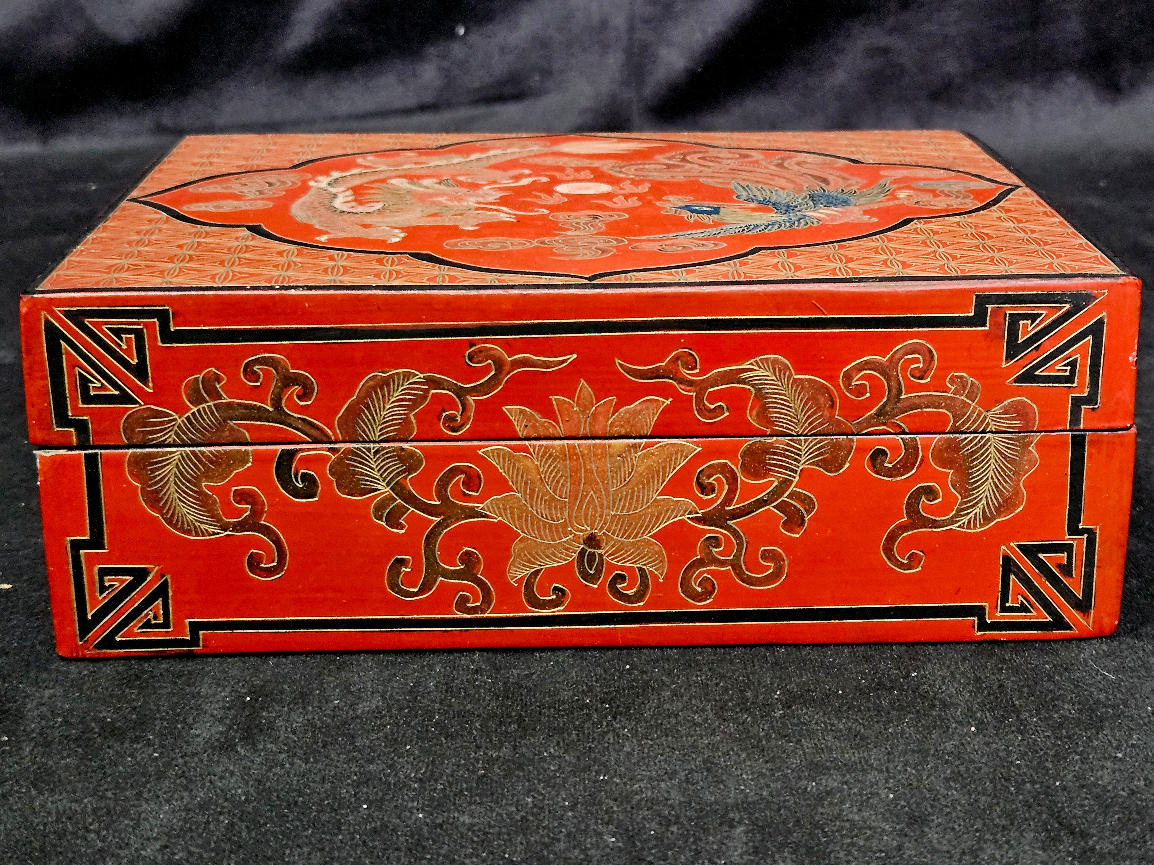Antigua caja china dorada lacada Hecho a mano en venta