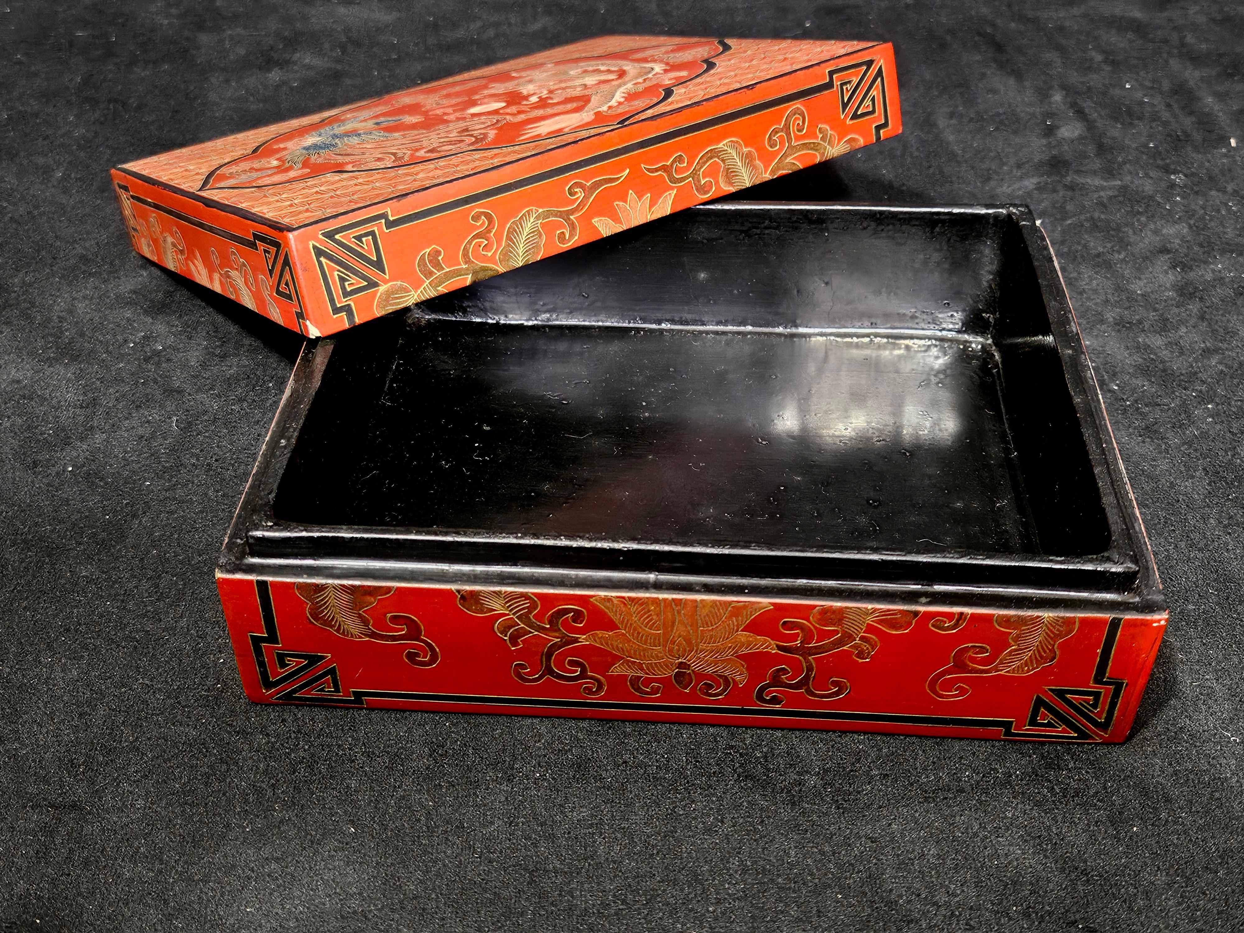 Antigua caja china dorada lacada Madera en venta