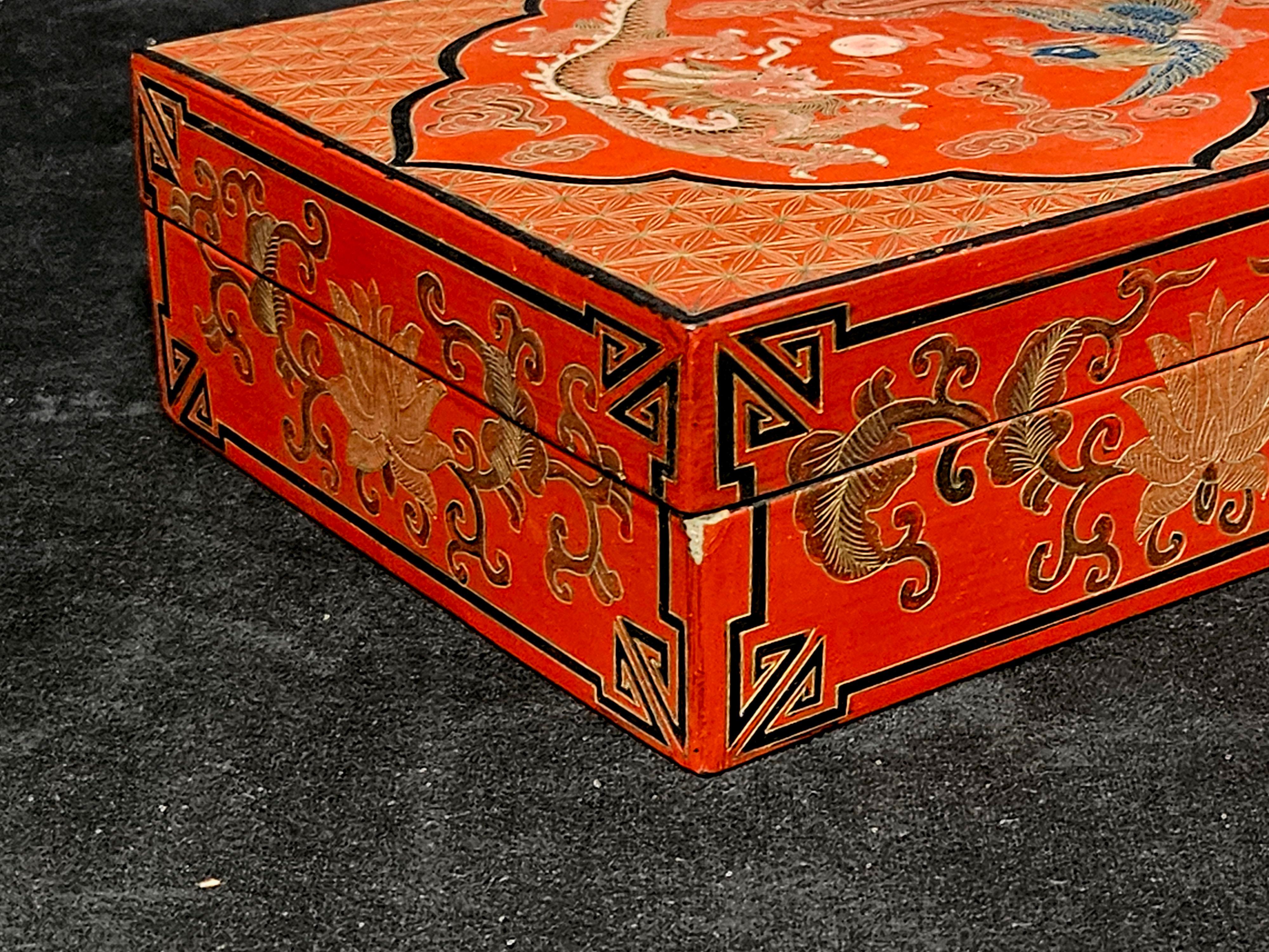 Antigua caja china dorada lacada en venta 1