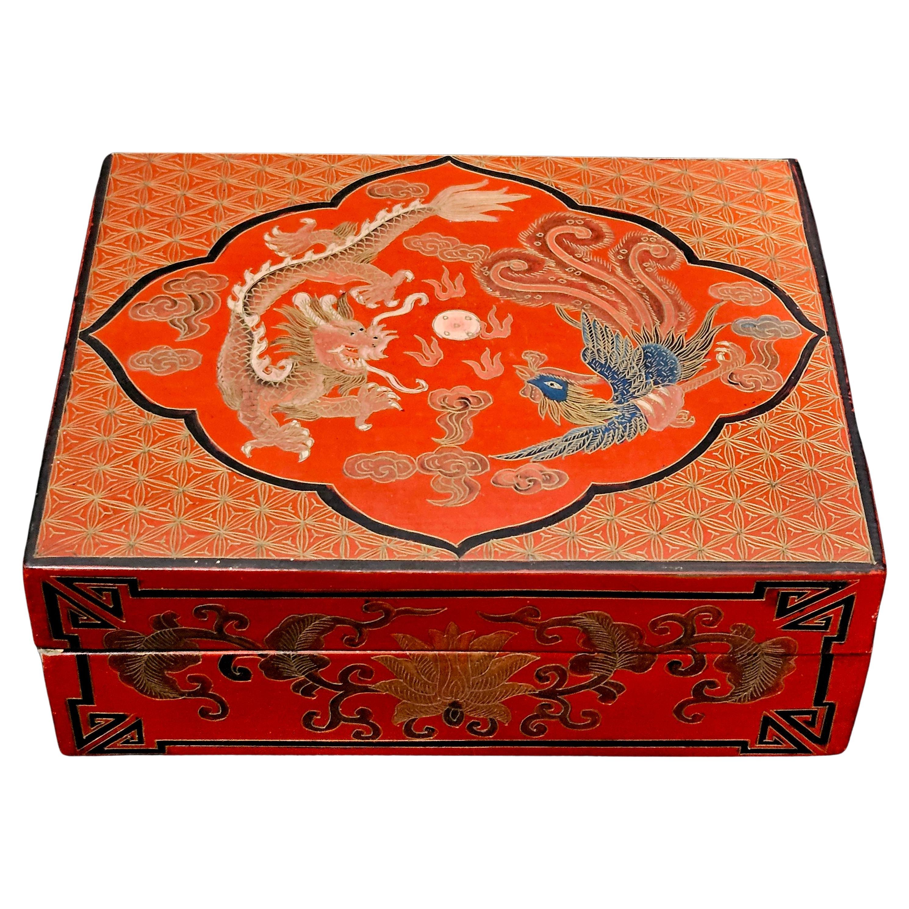 Antigua caja china dorada lacada