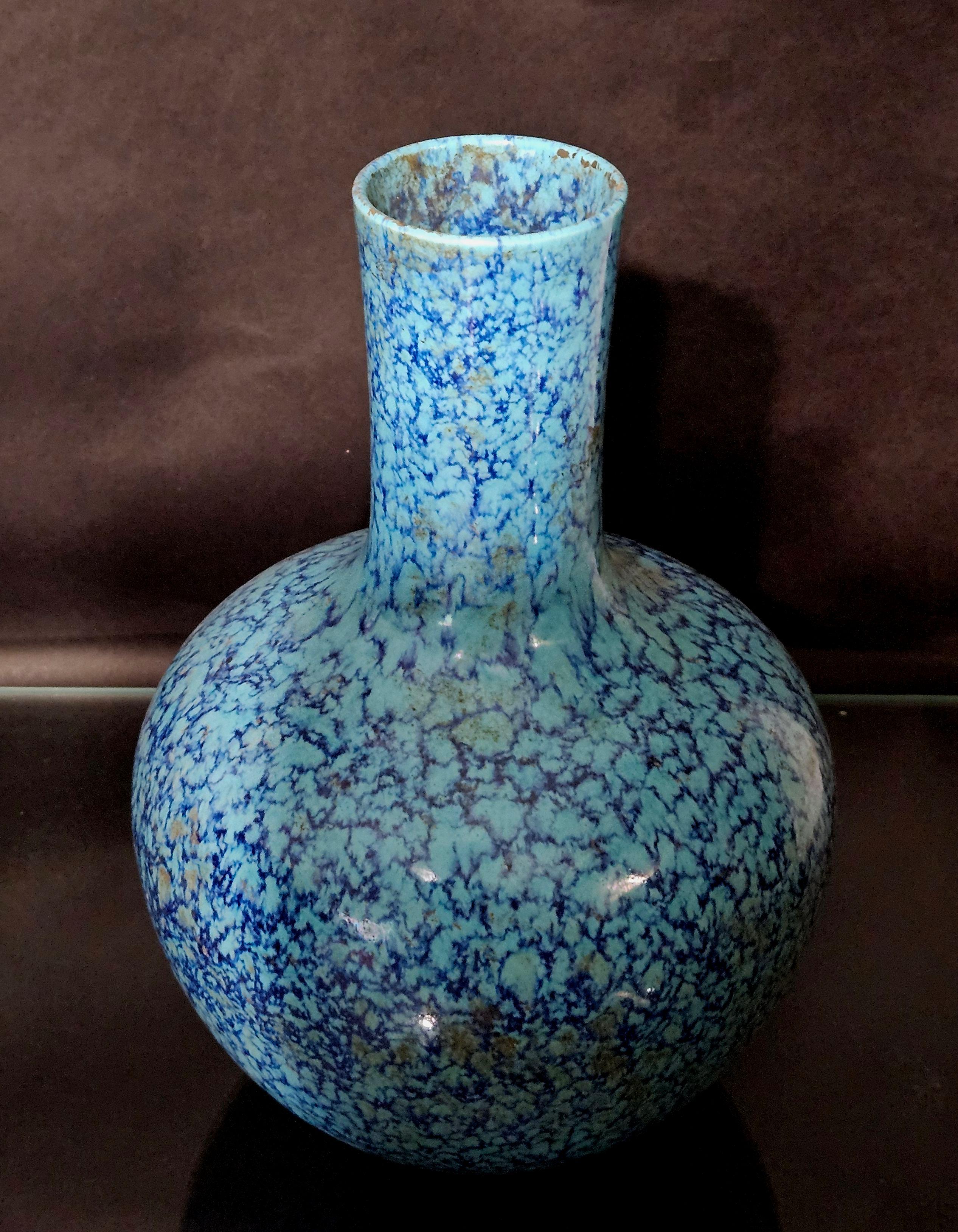 Antiquité Vase chinois en forme d'œuf de merle avec la marque Qiang Long sur la base.
