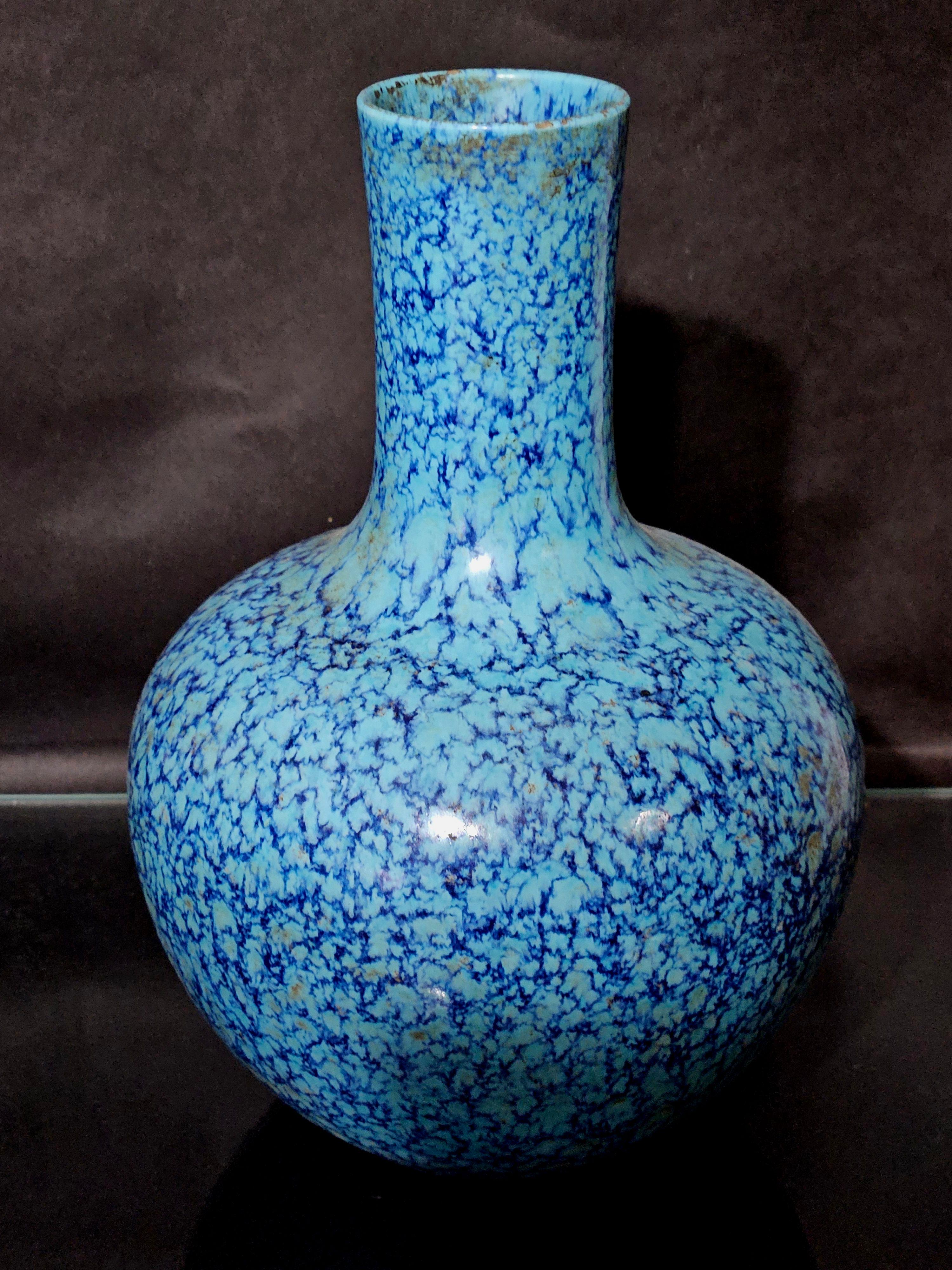 Peint à la main Ancien vase chinois représentant un œuf de Robin avec une longue marque Qiang sur la base en vente