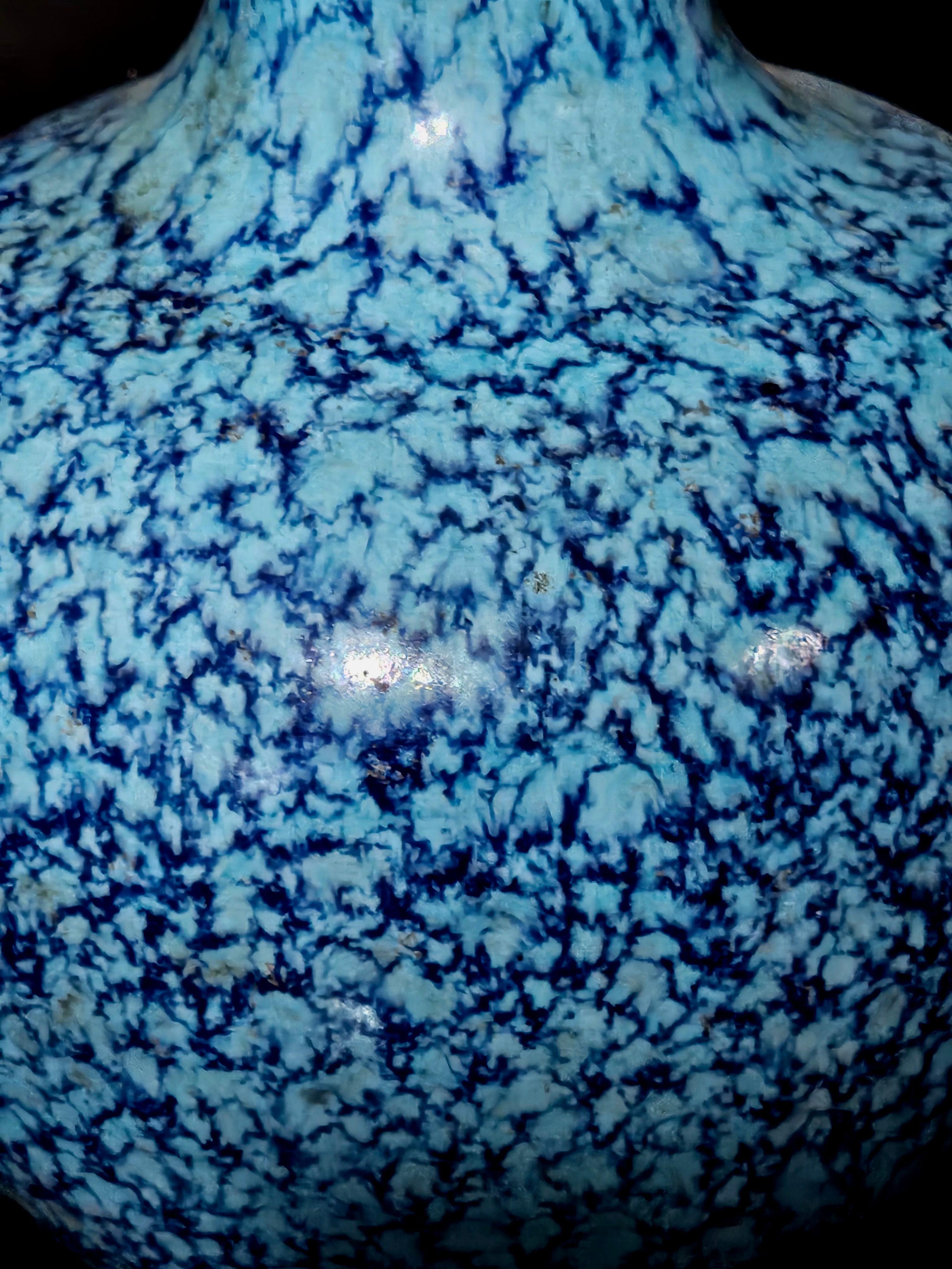 Ancien vase chinois représentant un œuf de Robin avec une longue marque Qiang sur la base Bon état - En vente à Norton, MA