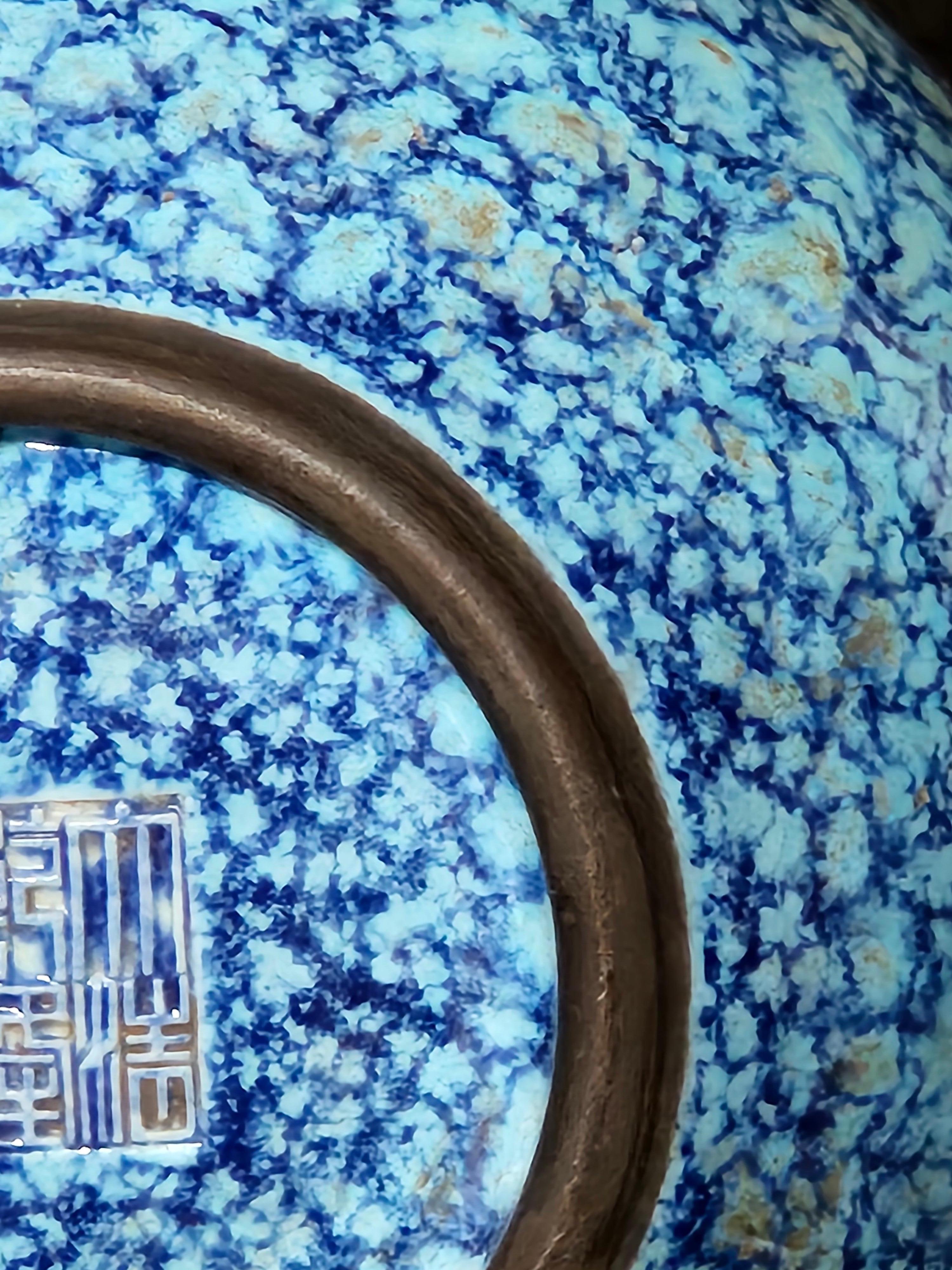 Ancien vase chinois représentant un œuf de Robin avec une longue marque Qiang sur la base en vente 2