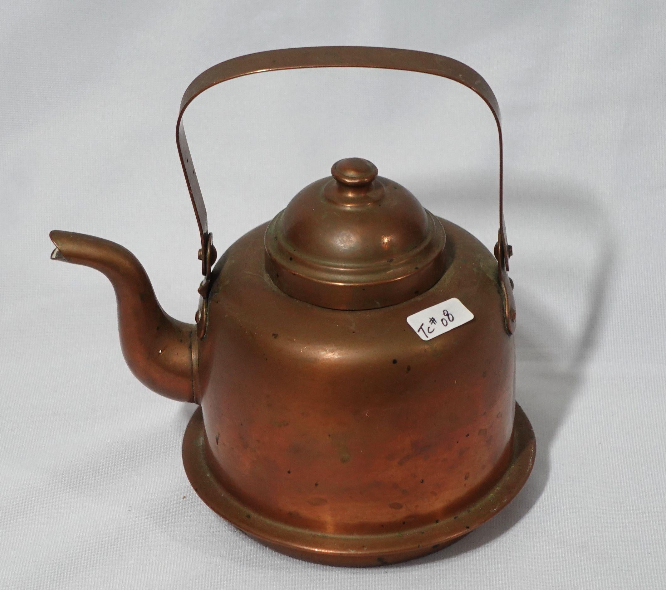 Hand-hammered a copper tea kettle made in England from the 19th century, very well hand-made with delicate craftsmanship, and highly collectible antique.
