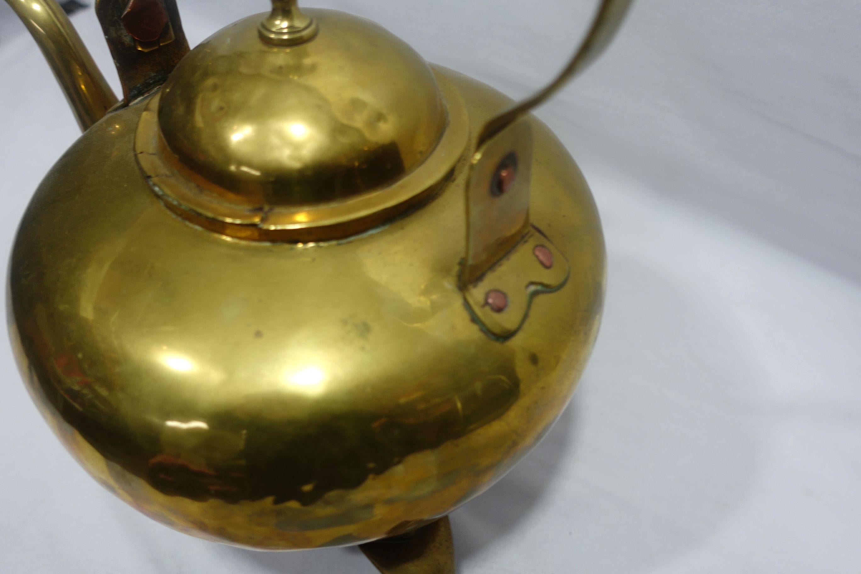 Antike A  Englischer Kupfer-Teekessel mit Besatz, TC#14 im Angebot 1