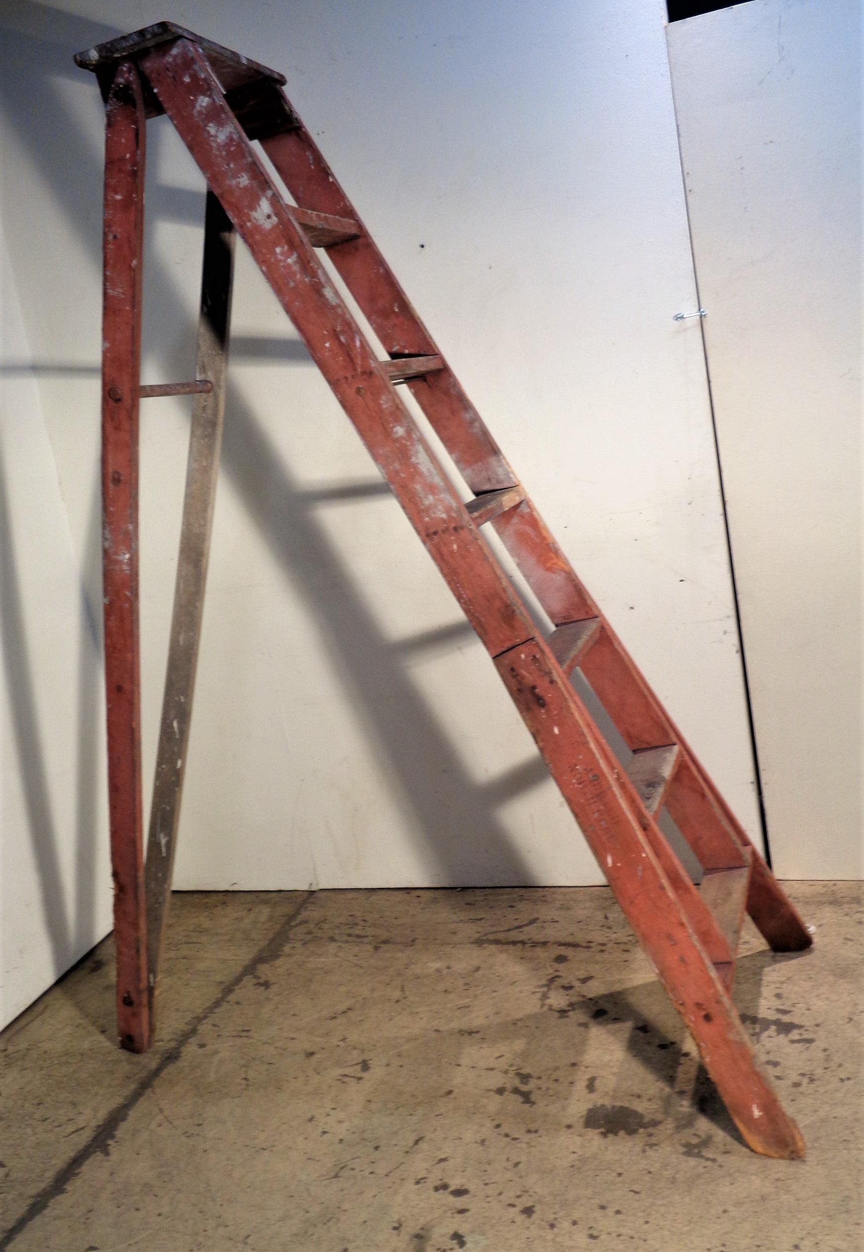  Ancienne échelle de verger de pommiers à cadre en A, peinture rouge d'origine Bon état - En vente à Rochester, NY