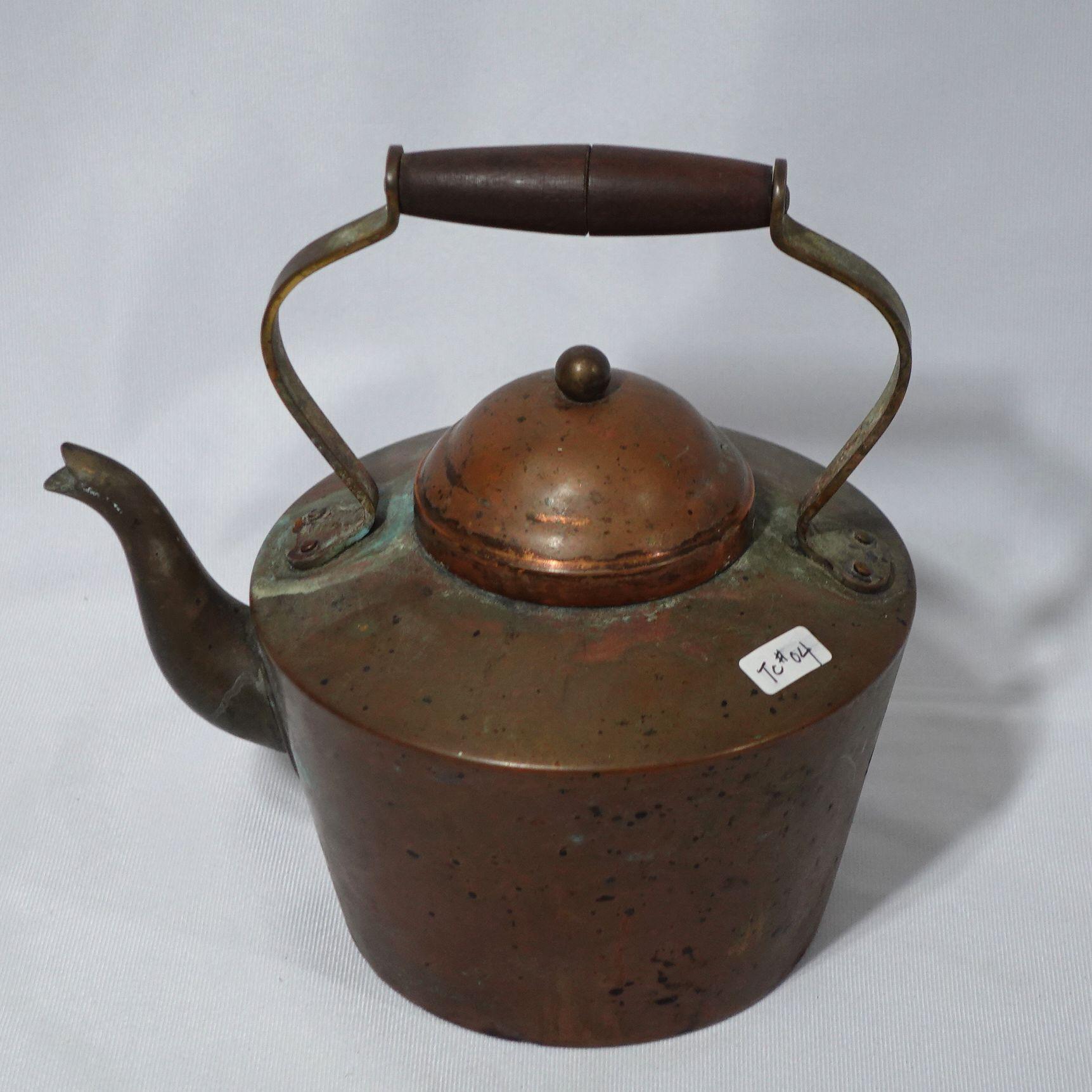 Hand-hammered a heavy copper tea kettle with wood handle made in England from the 19th century, very well hand-made with delicate craftsmanship, and highly collectible antique.
