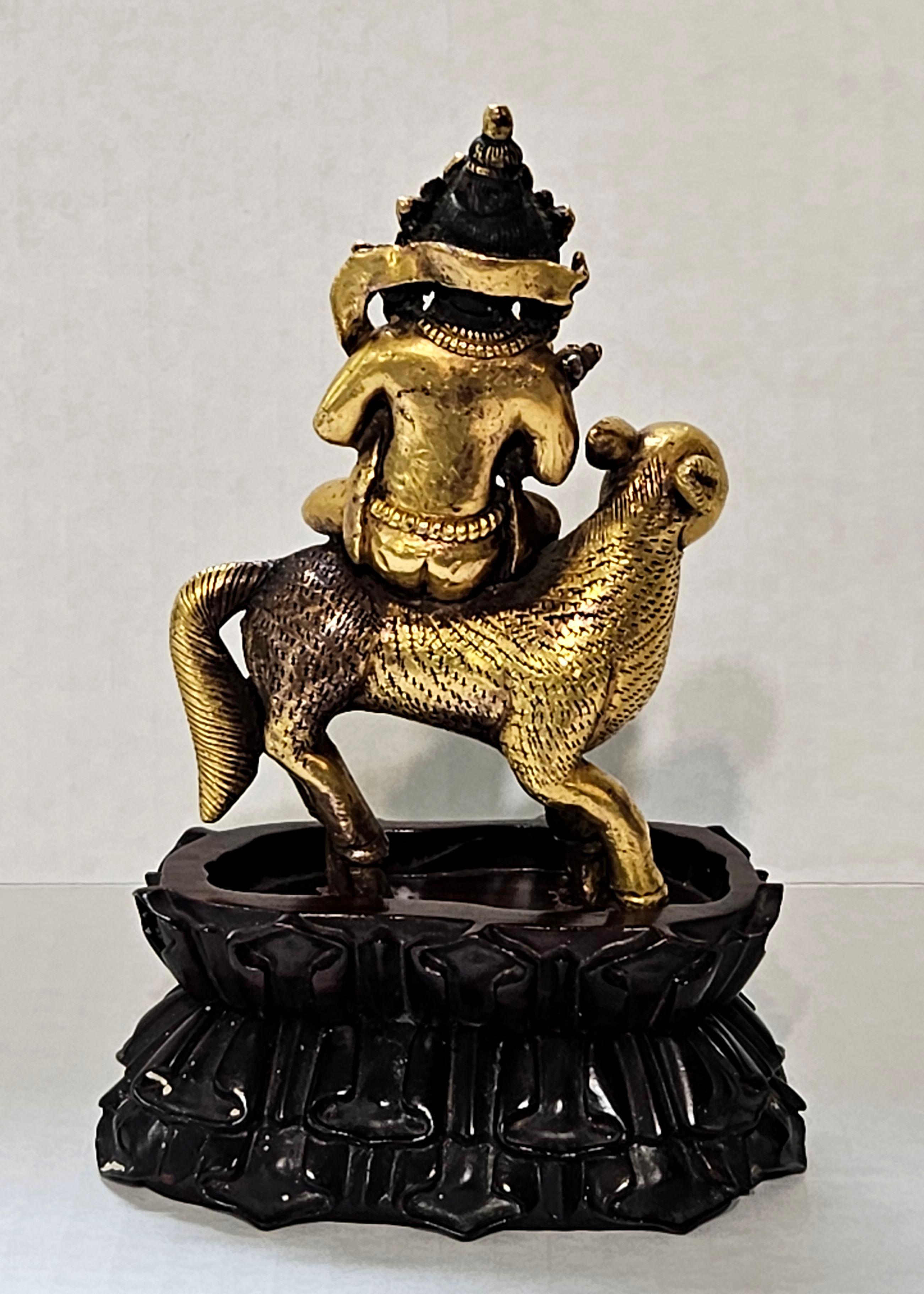 Figura antigua Sino-Tibetana de Bronce Dorado sobre Soporte de Madera Dura, Siglo XVIII en venta 5