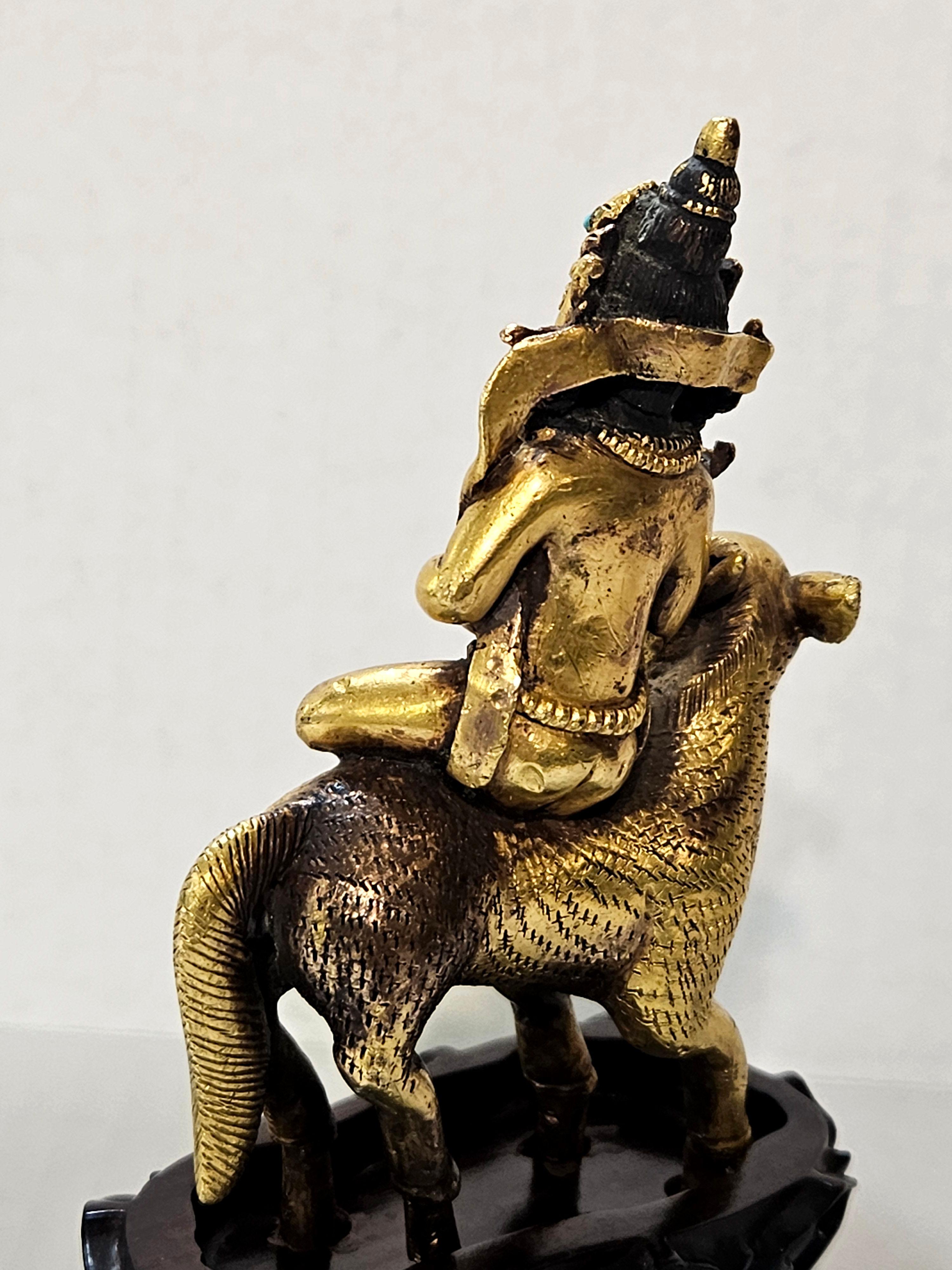 Figura antigua Sino-Tibetana de Bronce Dorado sobre Soporte de Madera Dura, Siglo XVIII en venta 8