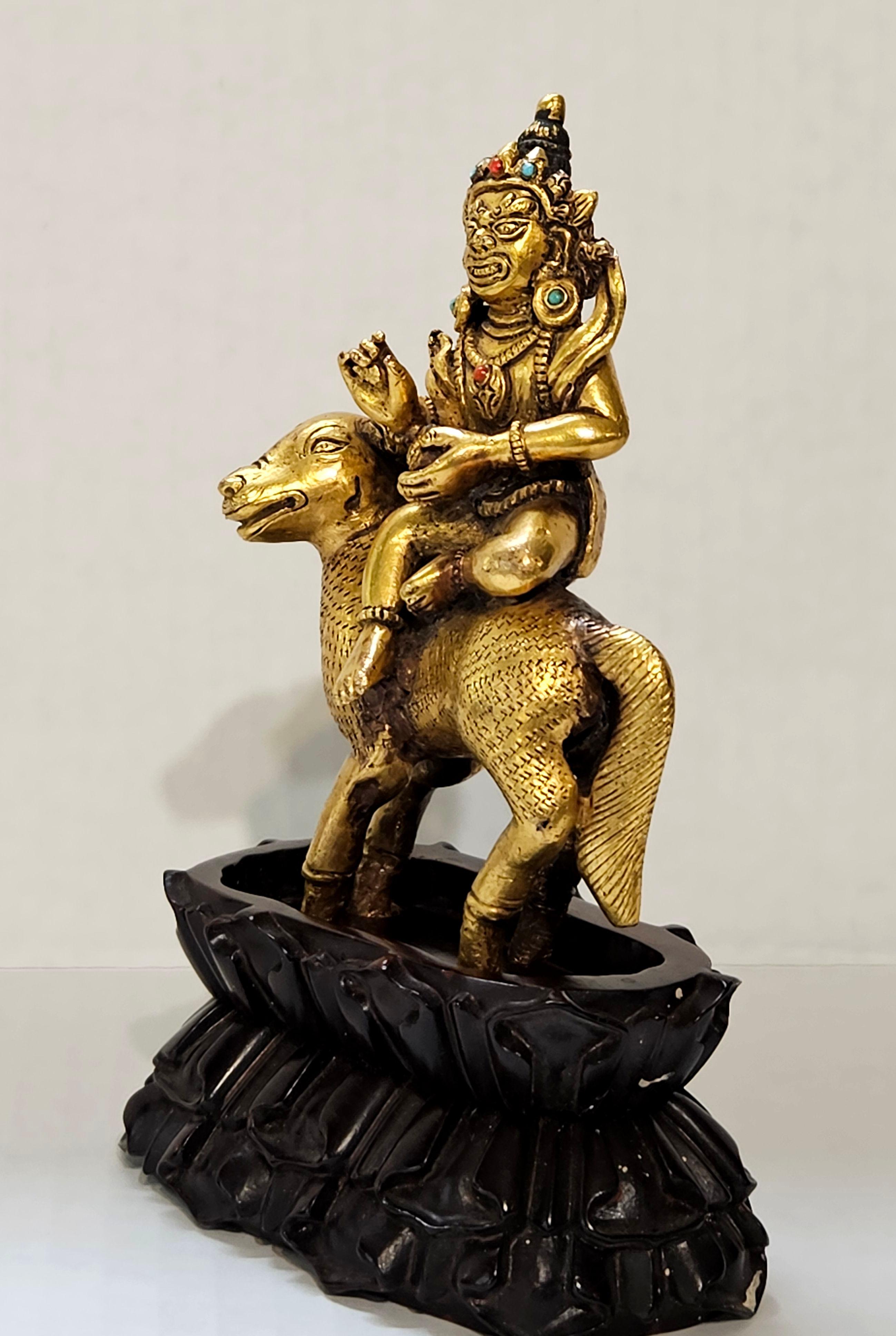 Figura antigua Sino-Tibetana de Bronce Dorado sobre Soporte de Madera Dura, Siglo XVIII en venta 10