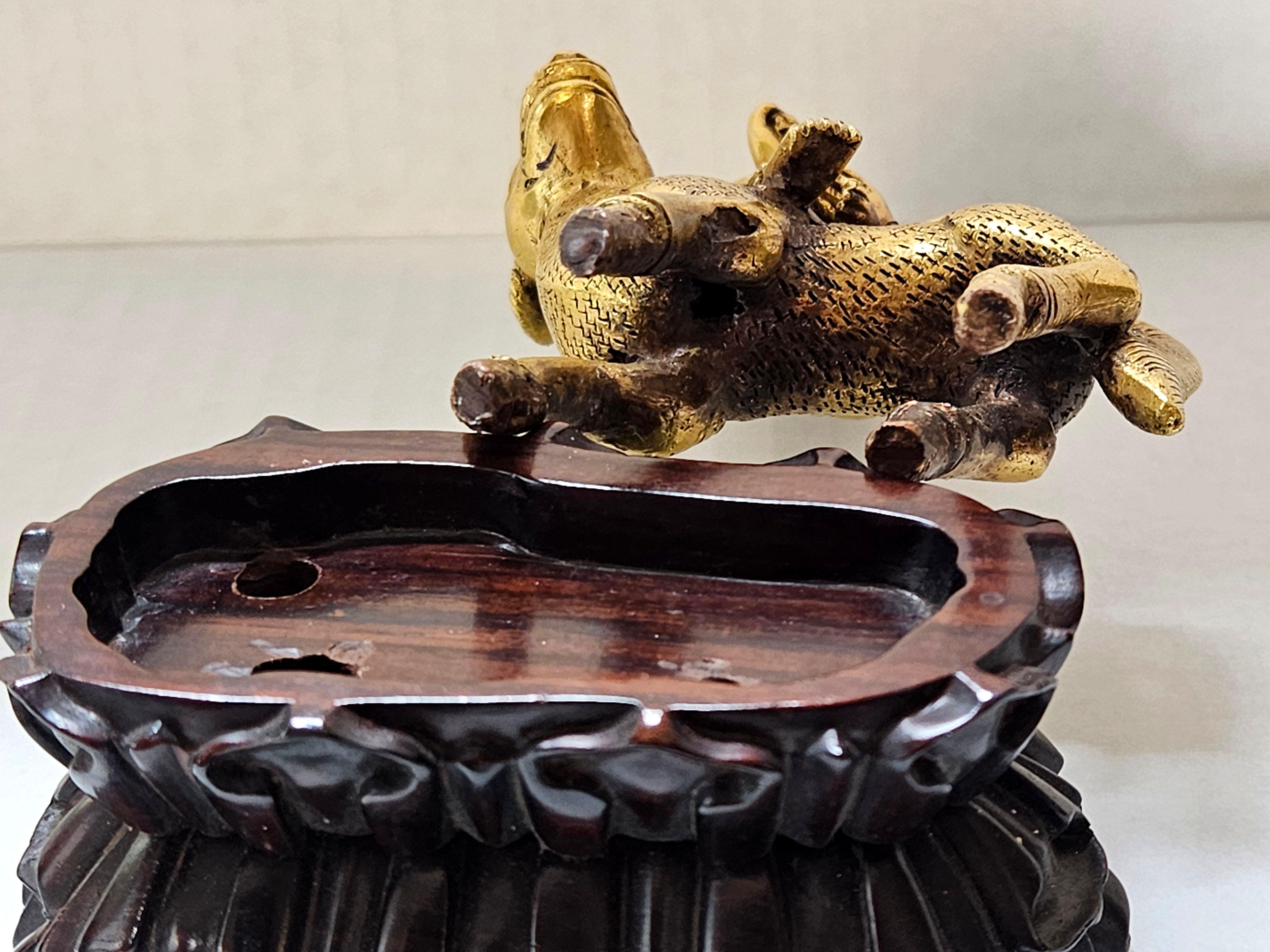 Figura antigua Sino-Tibetana de Bronce Dorado sobre Soporte de Madera Dura, Siglo XVIII en venta 12