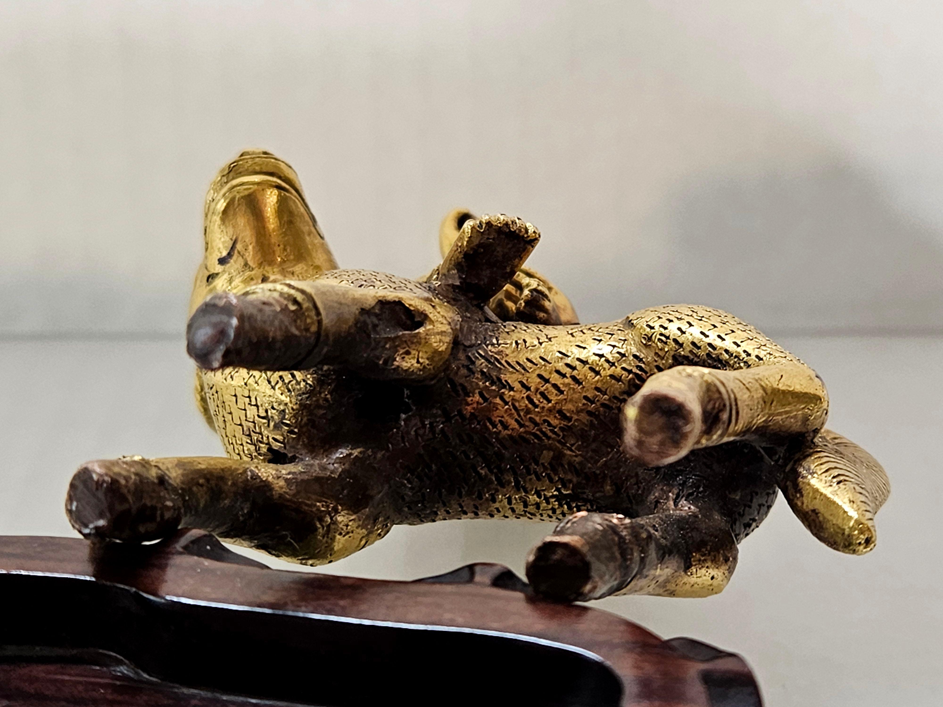 Figura antigua Sino-Tibetana de Bronce Dorado sobre Soporte de Madera Dura, Siglo XVIII en venta 13