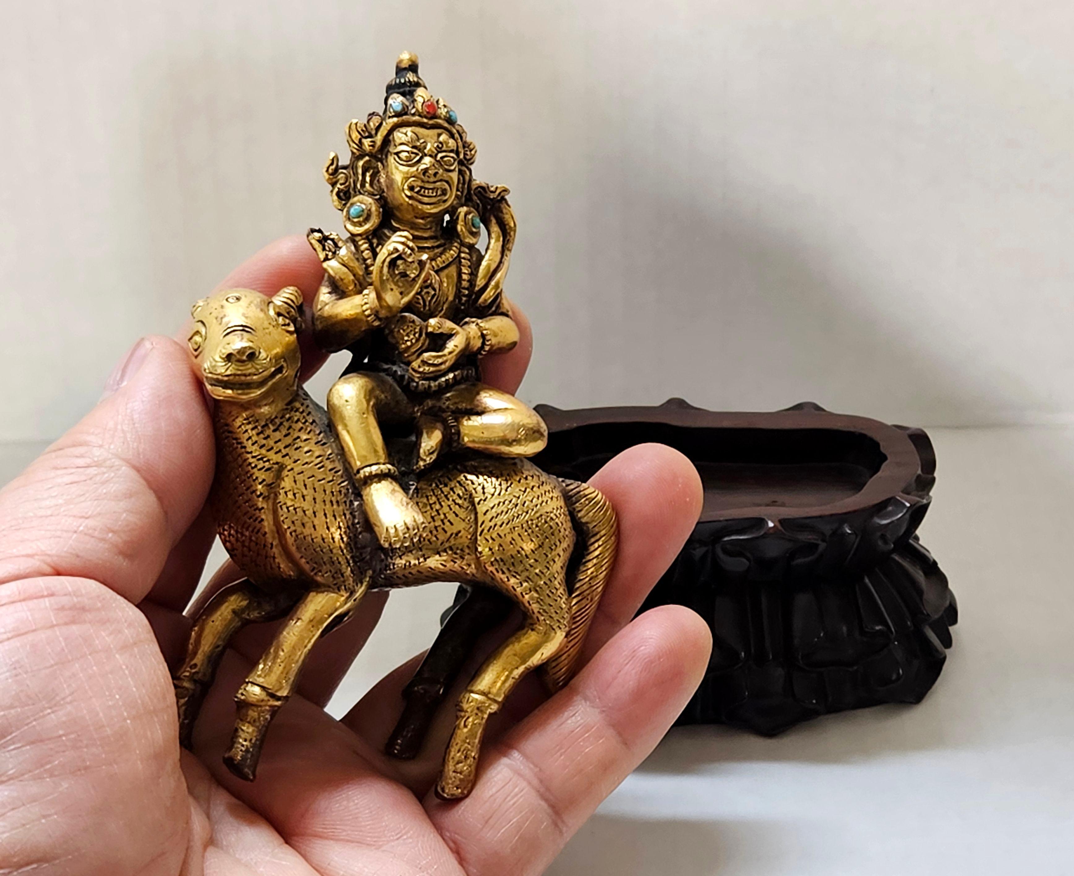 Figura antigua Sino-Tibetana de Bronce Dorado sobre Soporte de Madera Dura, Siglo XVIII en venta 14
