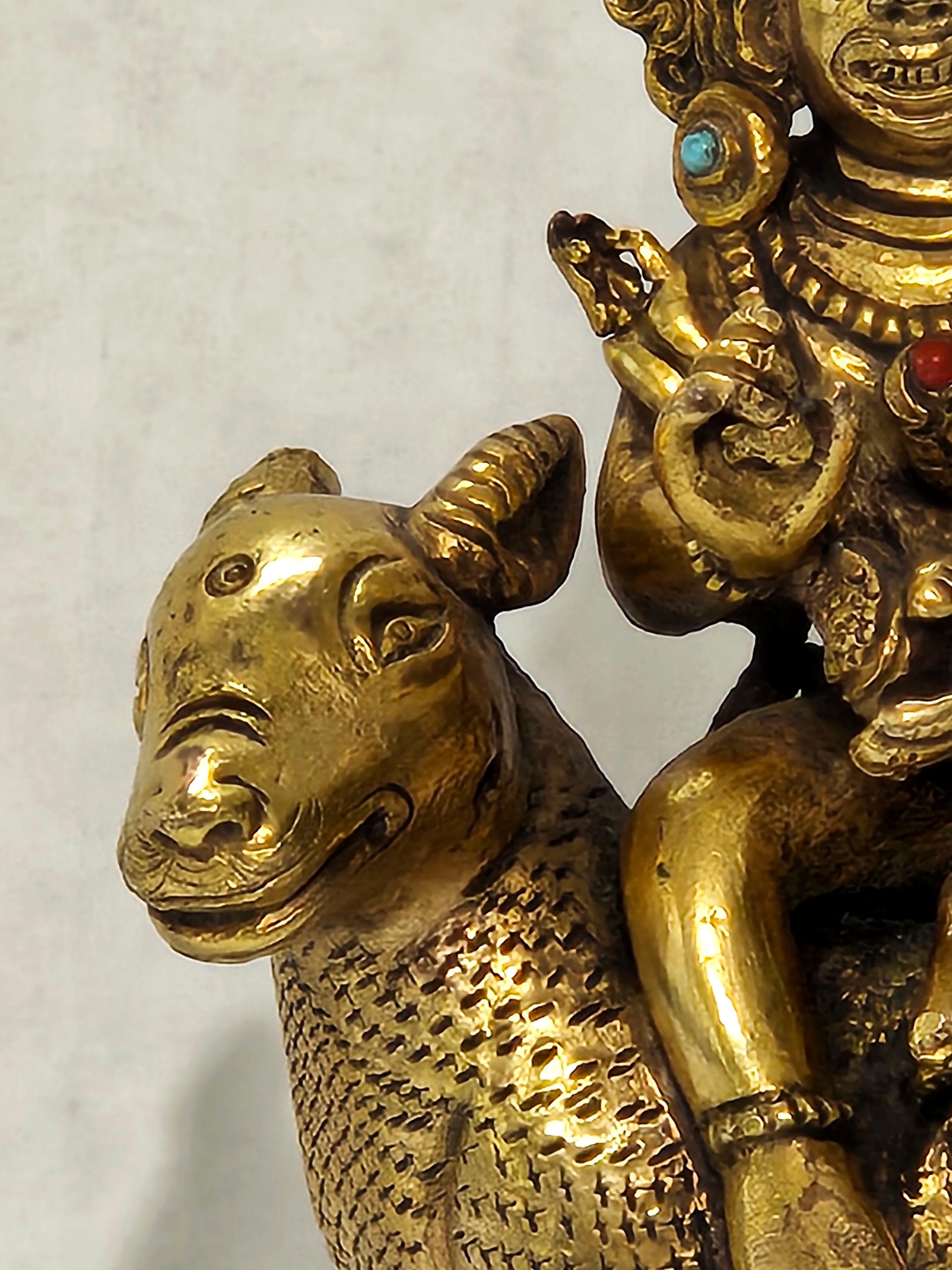 Figura antigua Sino-Tibetana de Bronce Dorado sobre Soporte de Madera Dura, Siglo XVIII Hecho a mano en venta