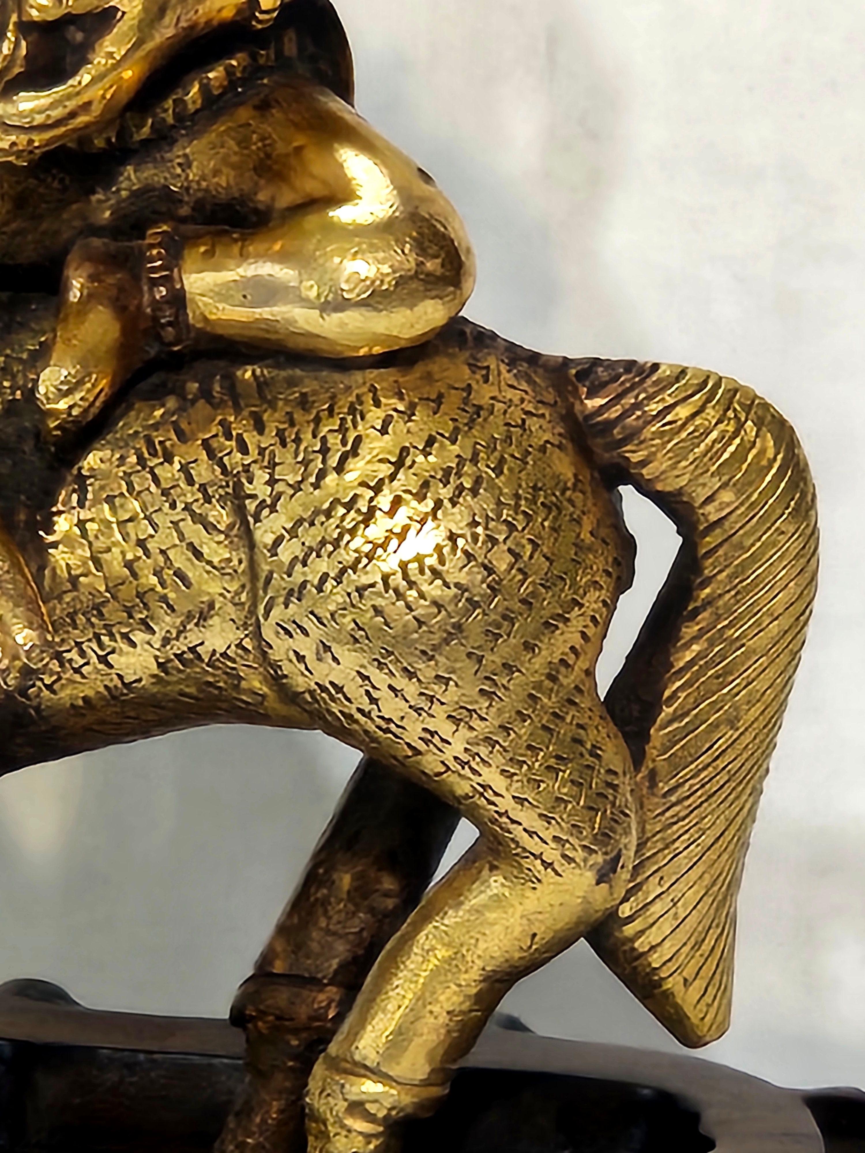 Figura antigua Sino-Tibetana de Bronce Dorado sobre Soporte de Madera Dura, Siglo XVIII en Excelente estado para la venta en Norton, MA