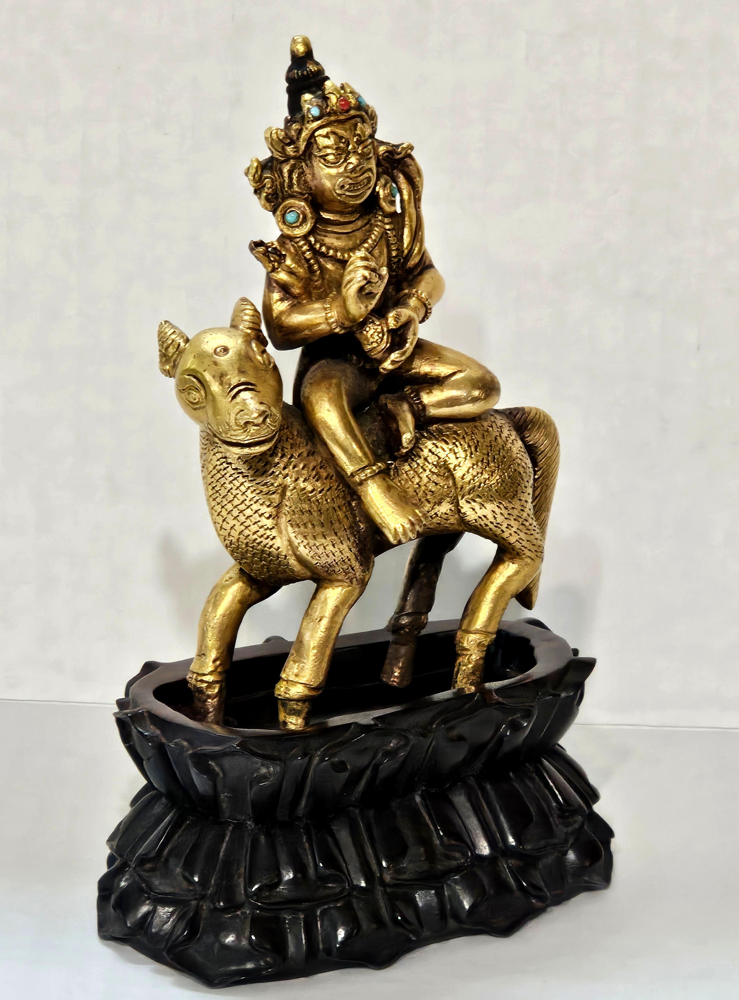 Figura antigua Sino-Tibetana de Bronce Dorado sobre Soporte de Madera Dura, Siglo XVIII en venta 1