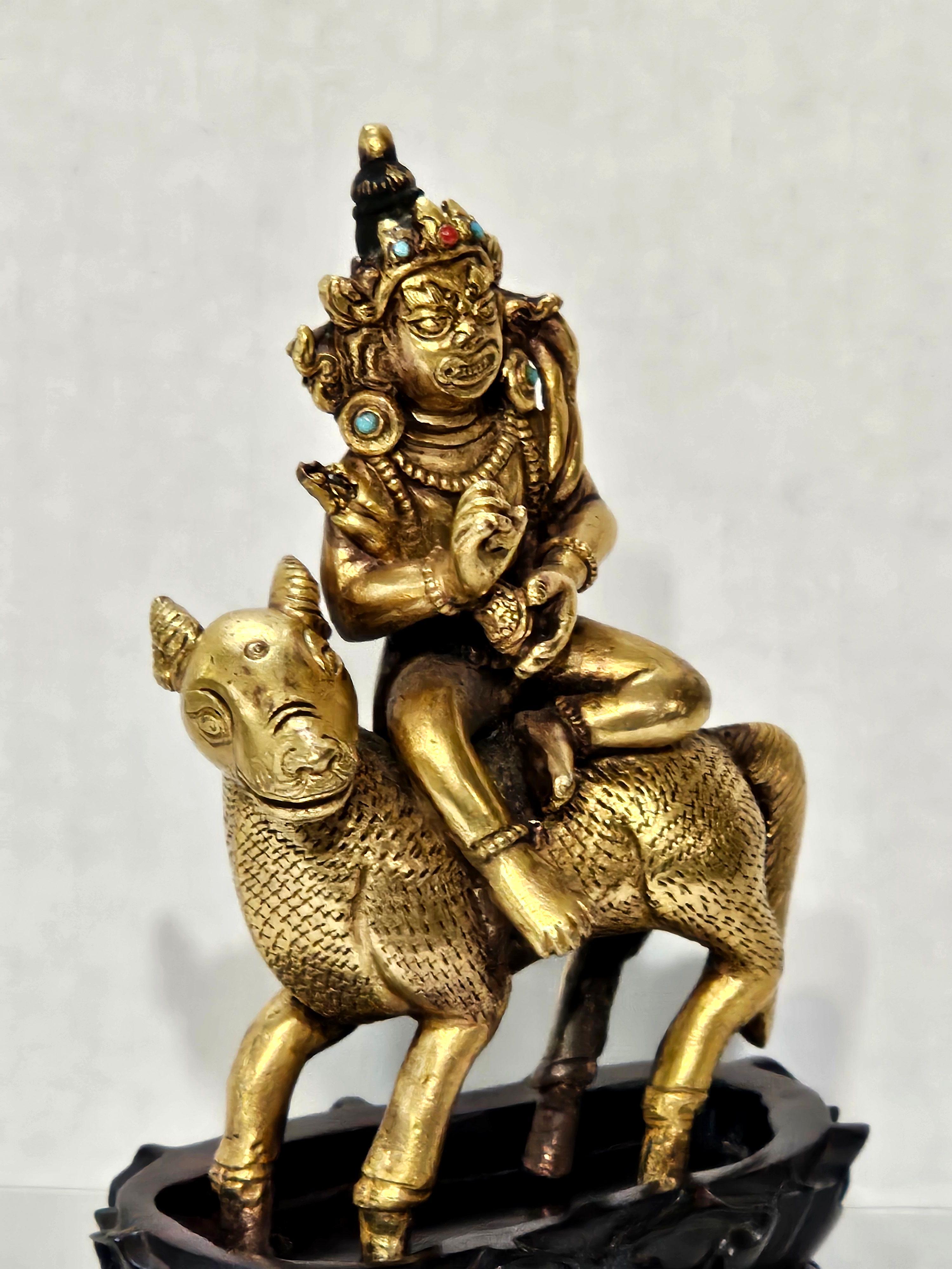 Figura antigua Sino-Tibetana de Bronce Dorado sobre Soporte de Madera Dura, Siglo XVIII en venta 2