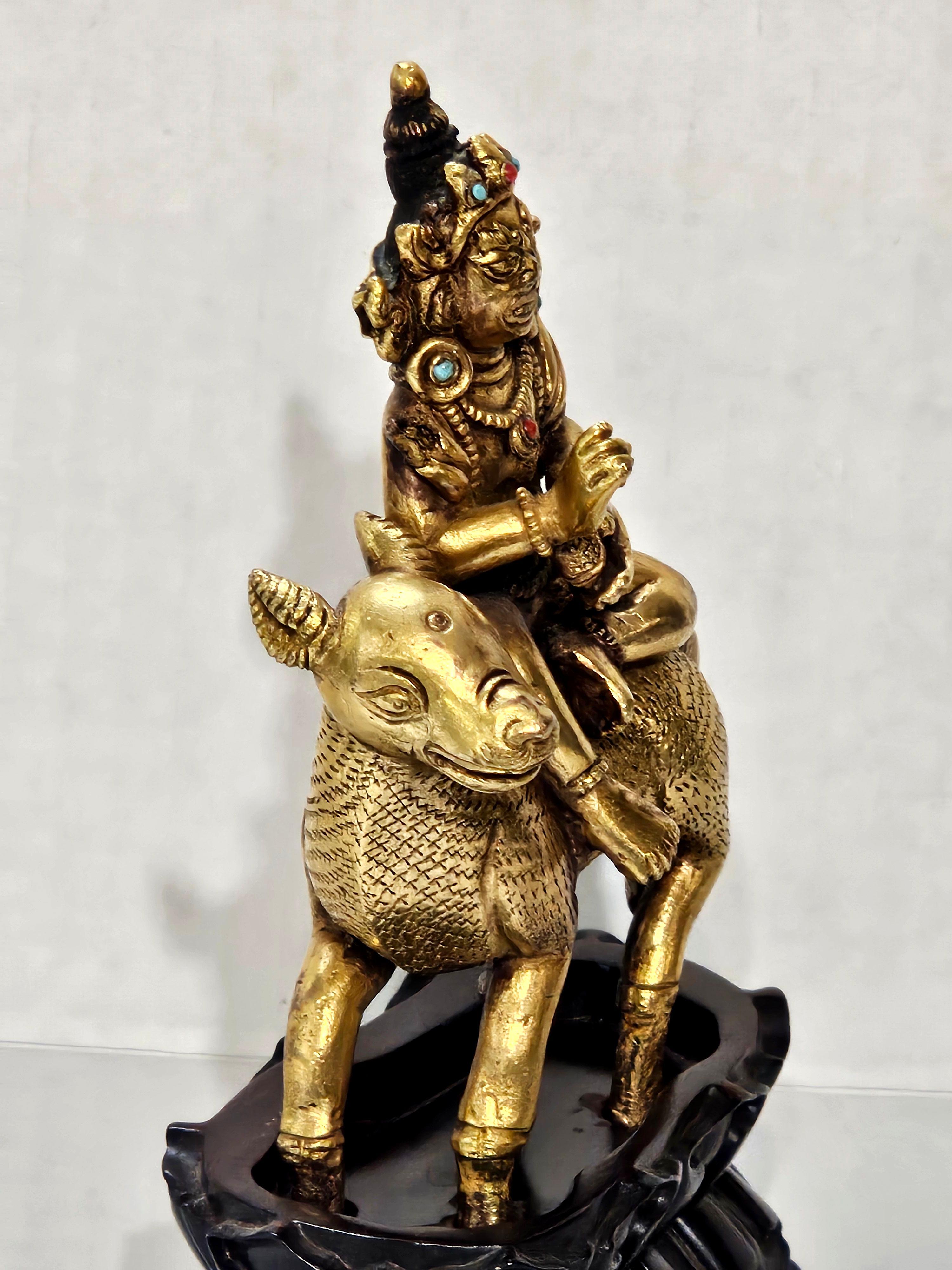 Figura antigua Sino-Tibetana de Bronce Dorado sobre Soporte de Madera Dura, Siglo XVIII en venta 3