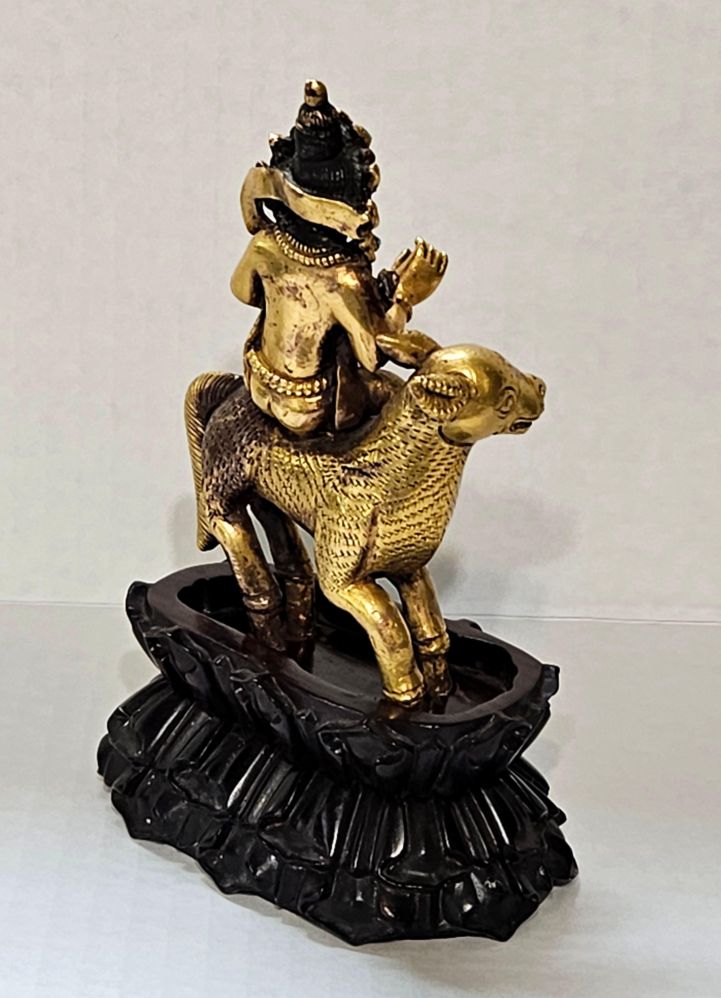 Figura antigua Sino-Tibetana de Bronce Dorado sobre Soporte de Madera Dura, Siglo XVIII en venta 4