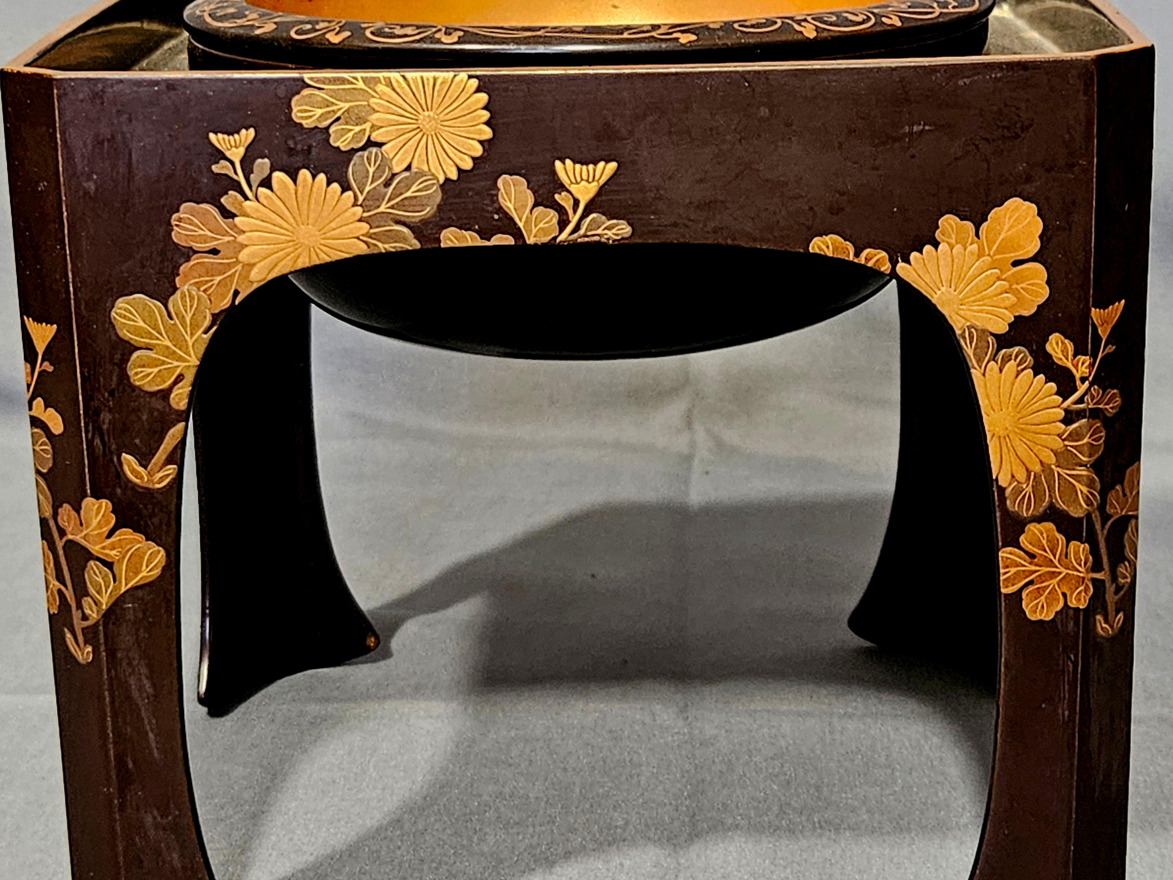 Antiguo cuenco de laca japonesa con soporte en venta 4