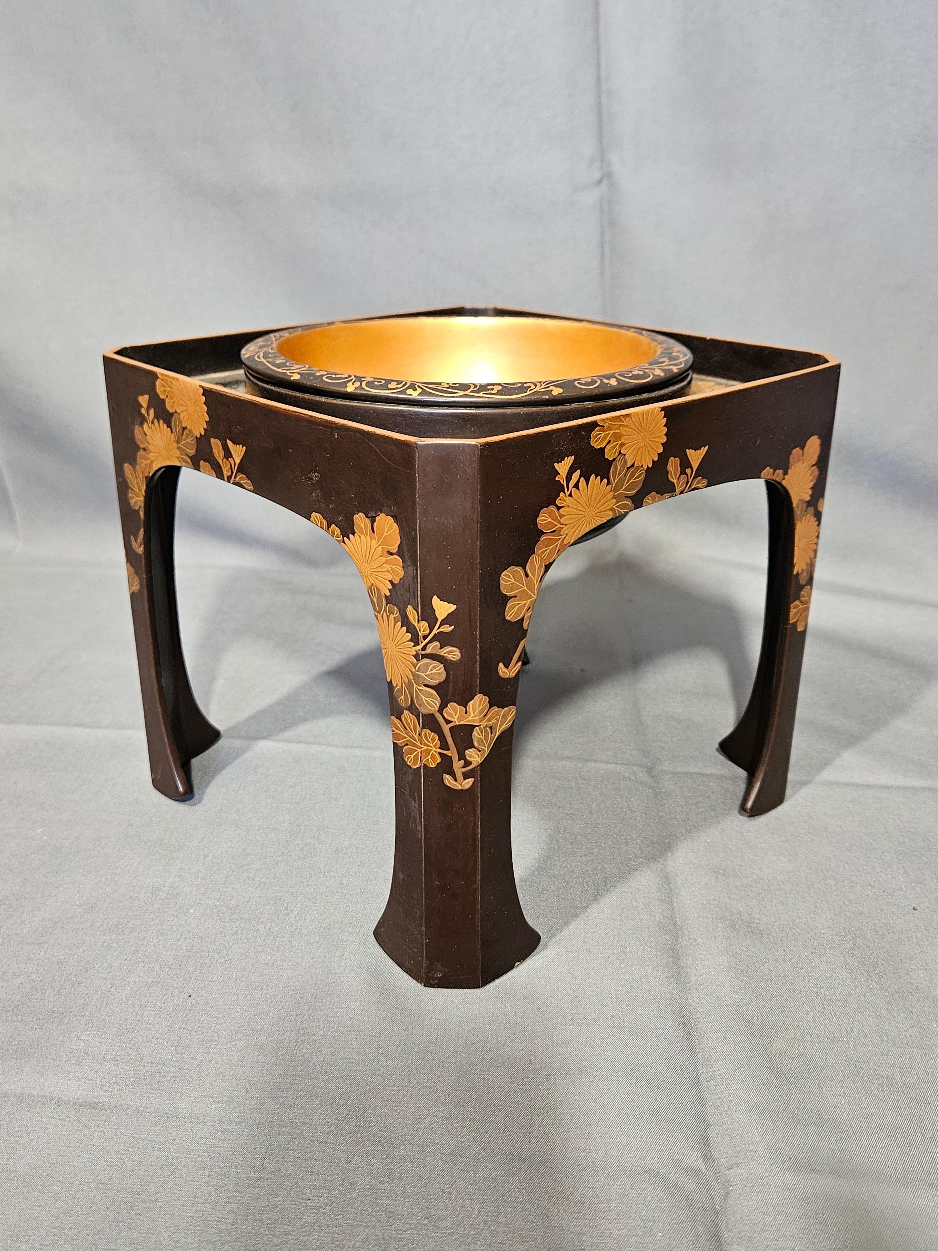 Antiguo cuenco de laca japonesa con soporte en venta 5