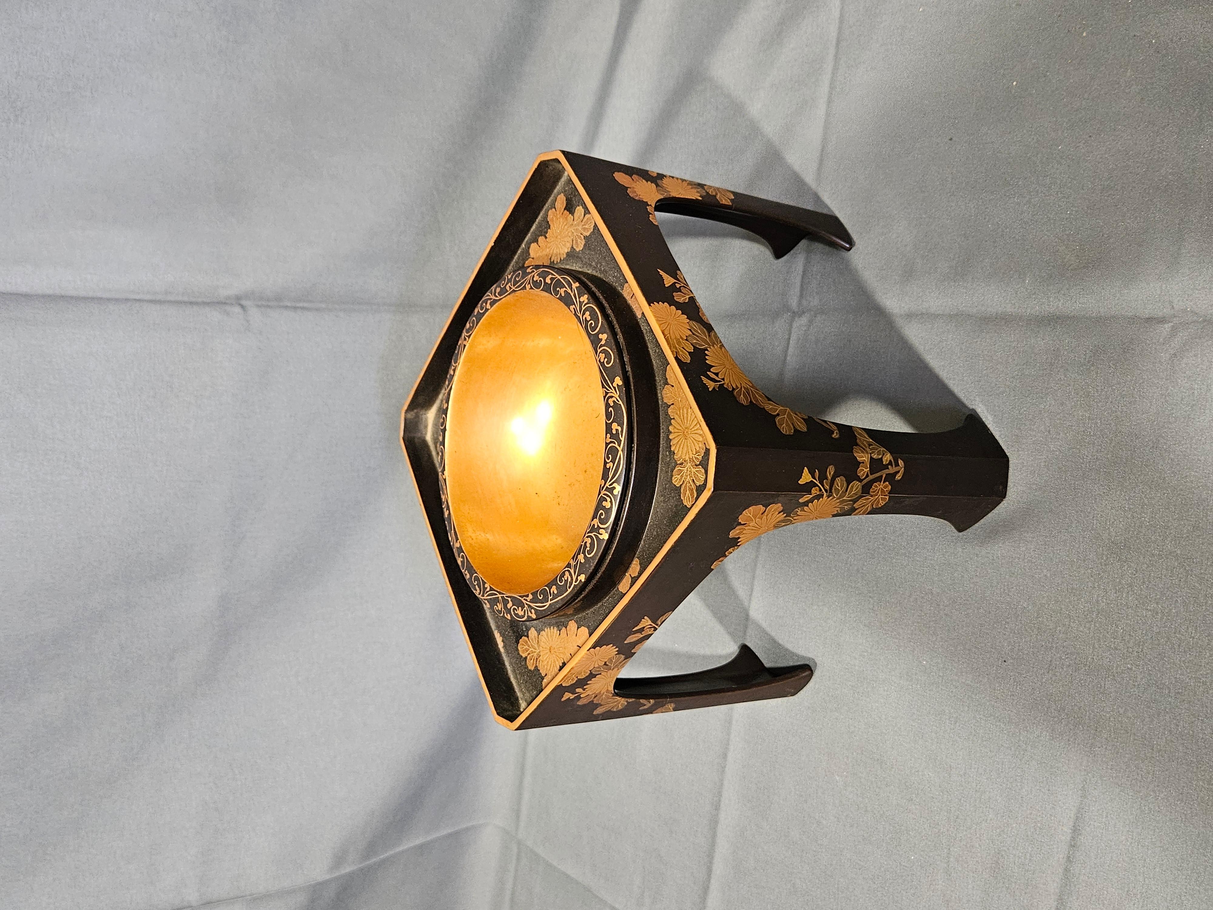 Antiguo cuenco de laca japonesa con soporte en venta 6