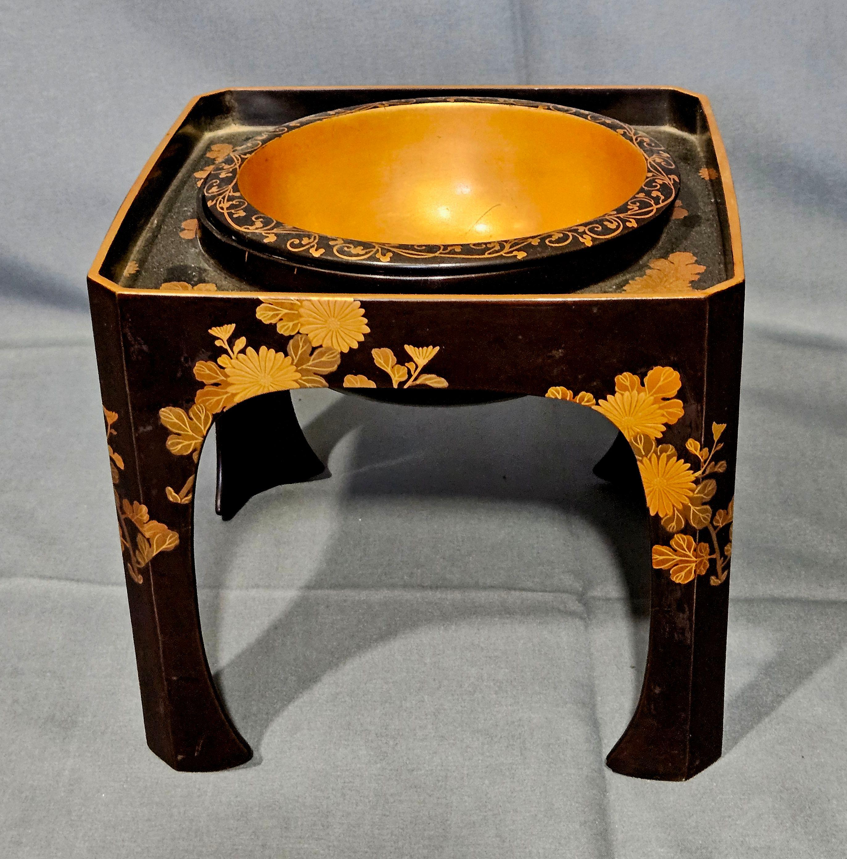 Antiguo cuenco de laca japonesa con soporte Japonés en venta