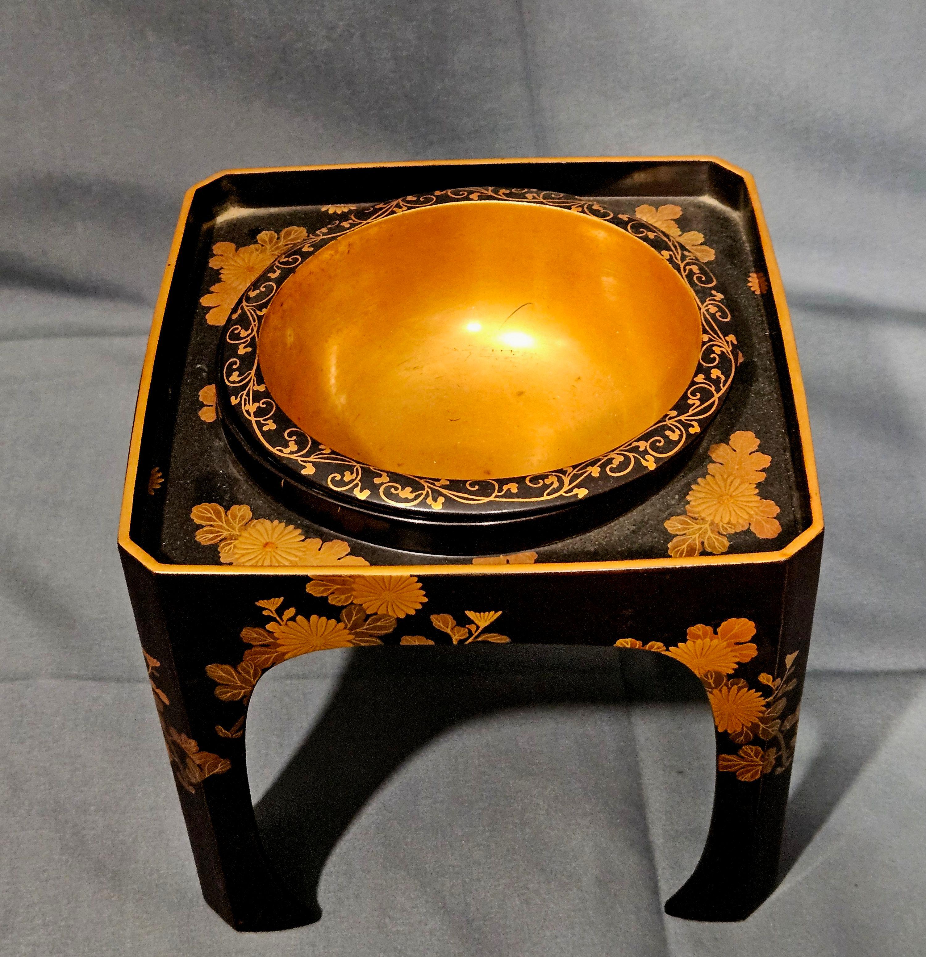 Antiguo cuenco de laca japonesa con soporte Hecho a mano en venta