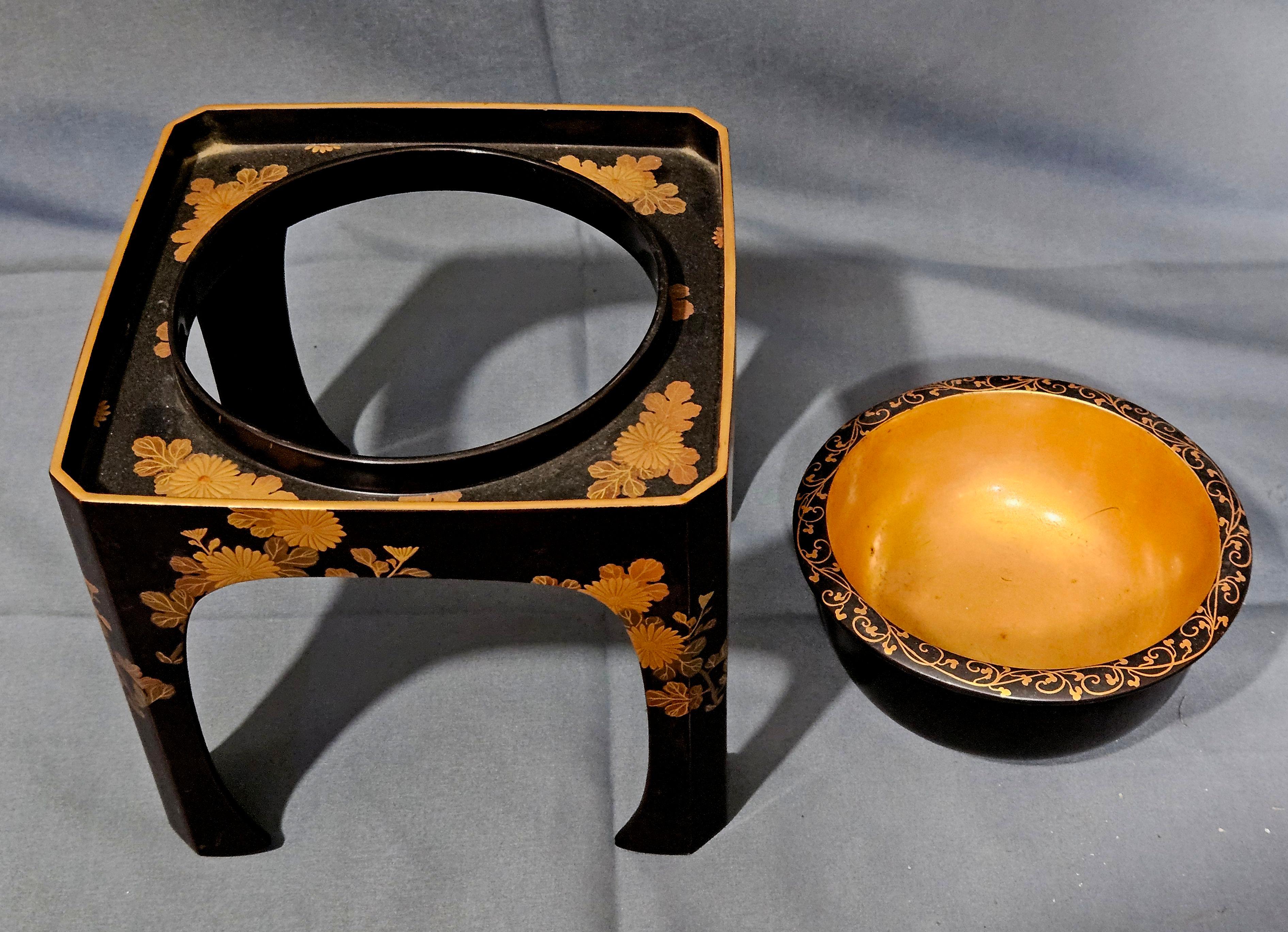 Antiguo cuenco de laca japonesa con soporte en Excelente estado para la venta en Norton, MA