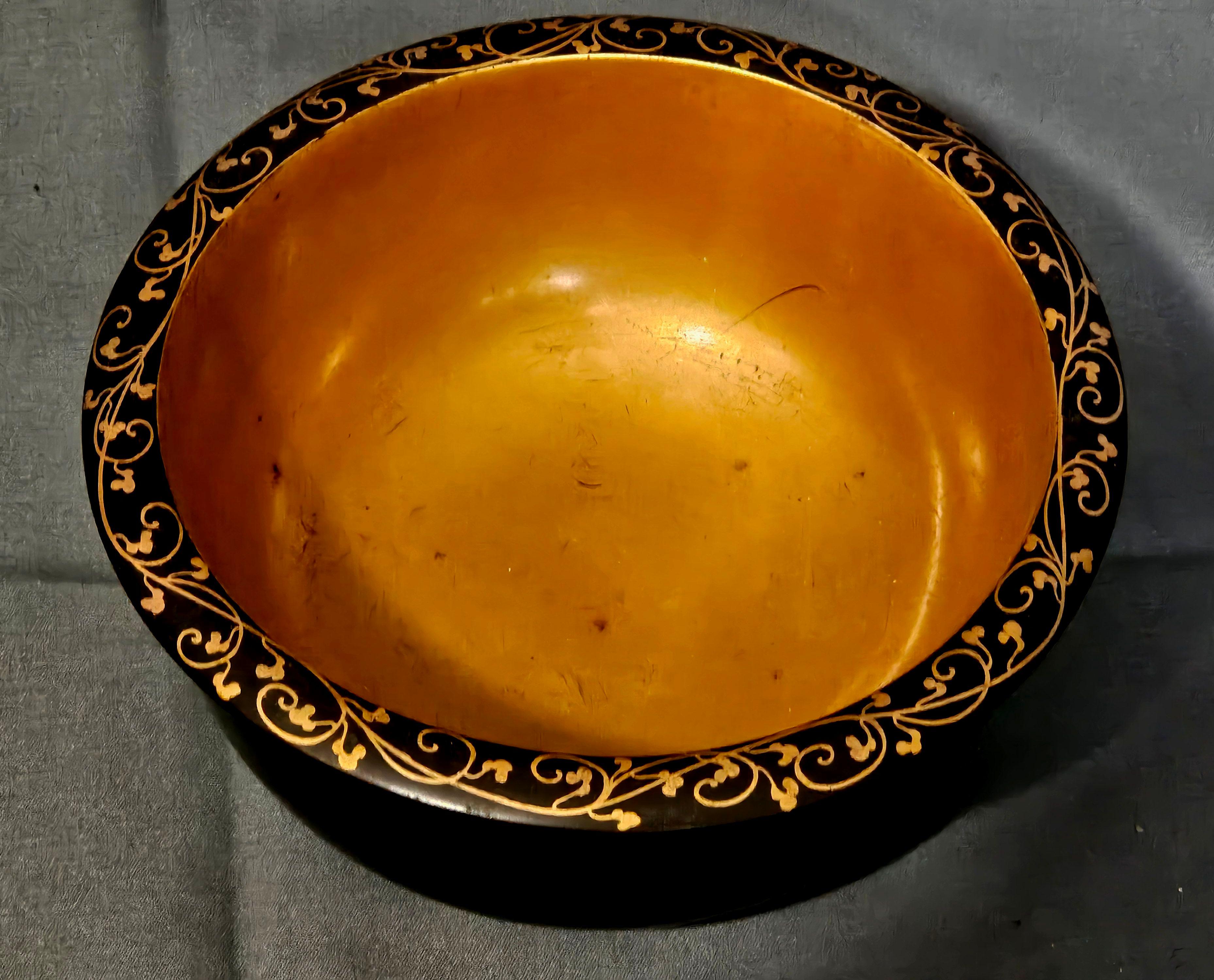 Antiguo cuenco de laca japonesa con soporte siglo XX en venta